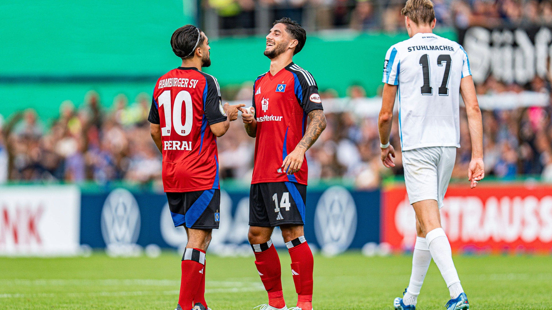 Immanuel Pherai (l.) brachte den HSV in Führung