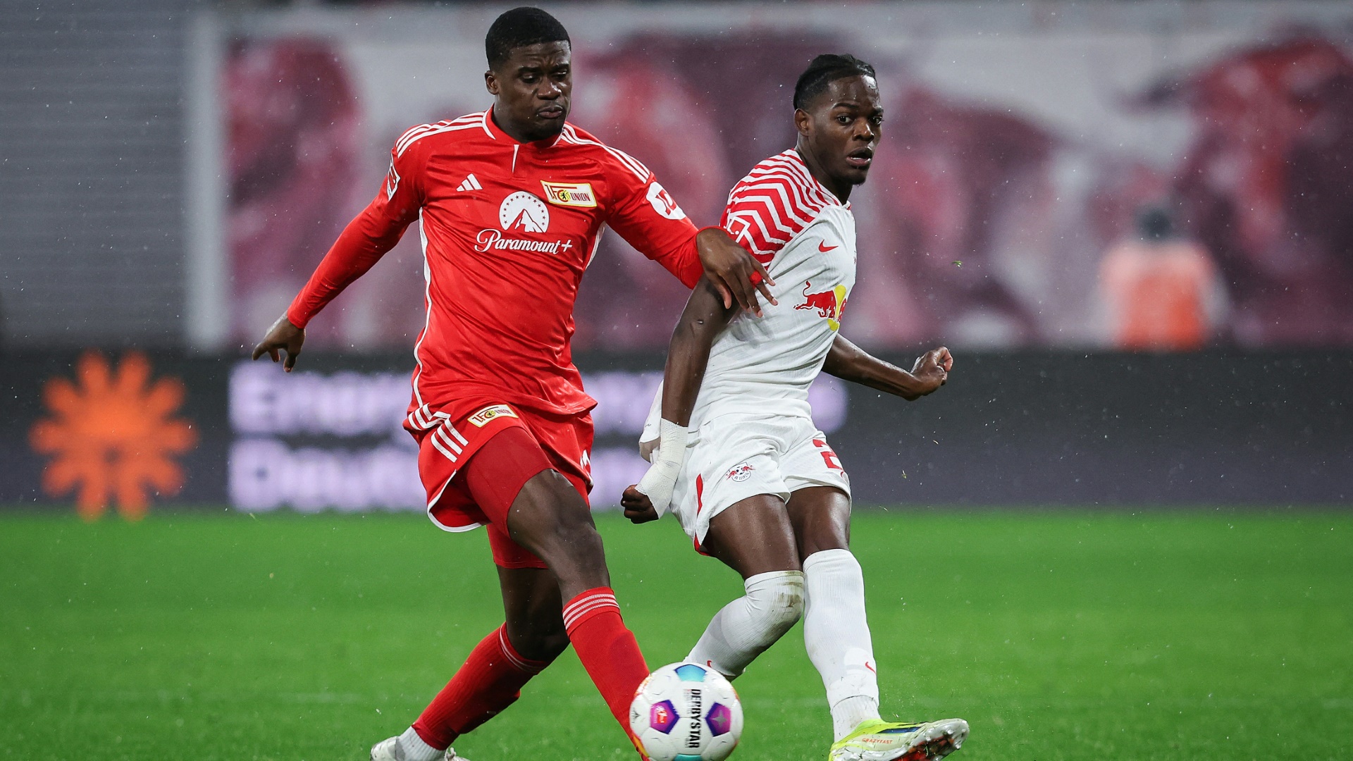 Chris Bedia (l.) beim Bundesligaspiel gegen RB Leipzig