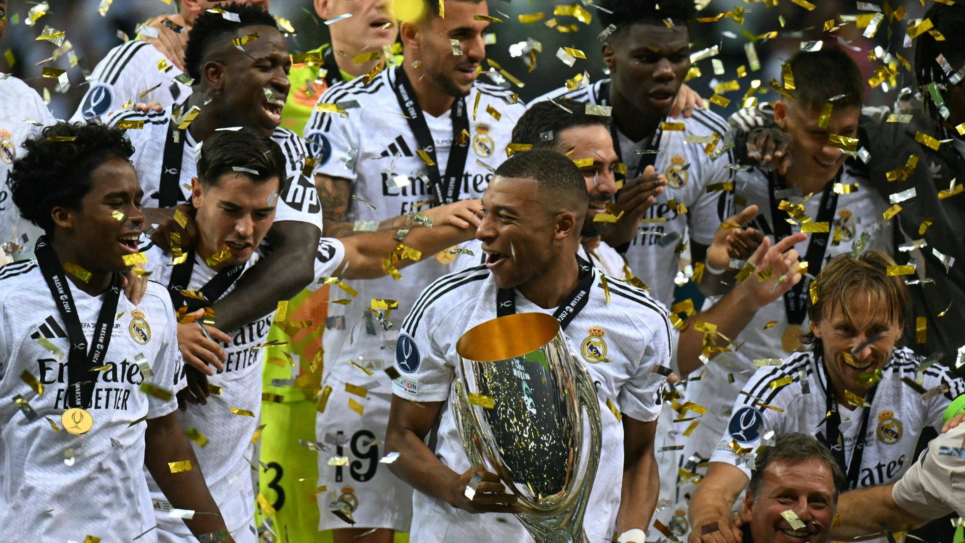 Der erste Titel ist da: Mbappe mit der Supercup-Trophäe