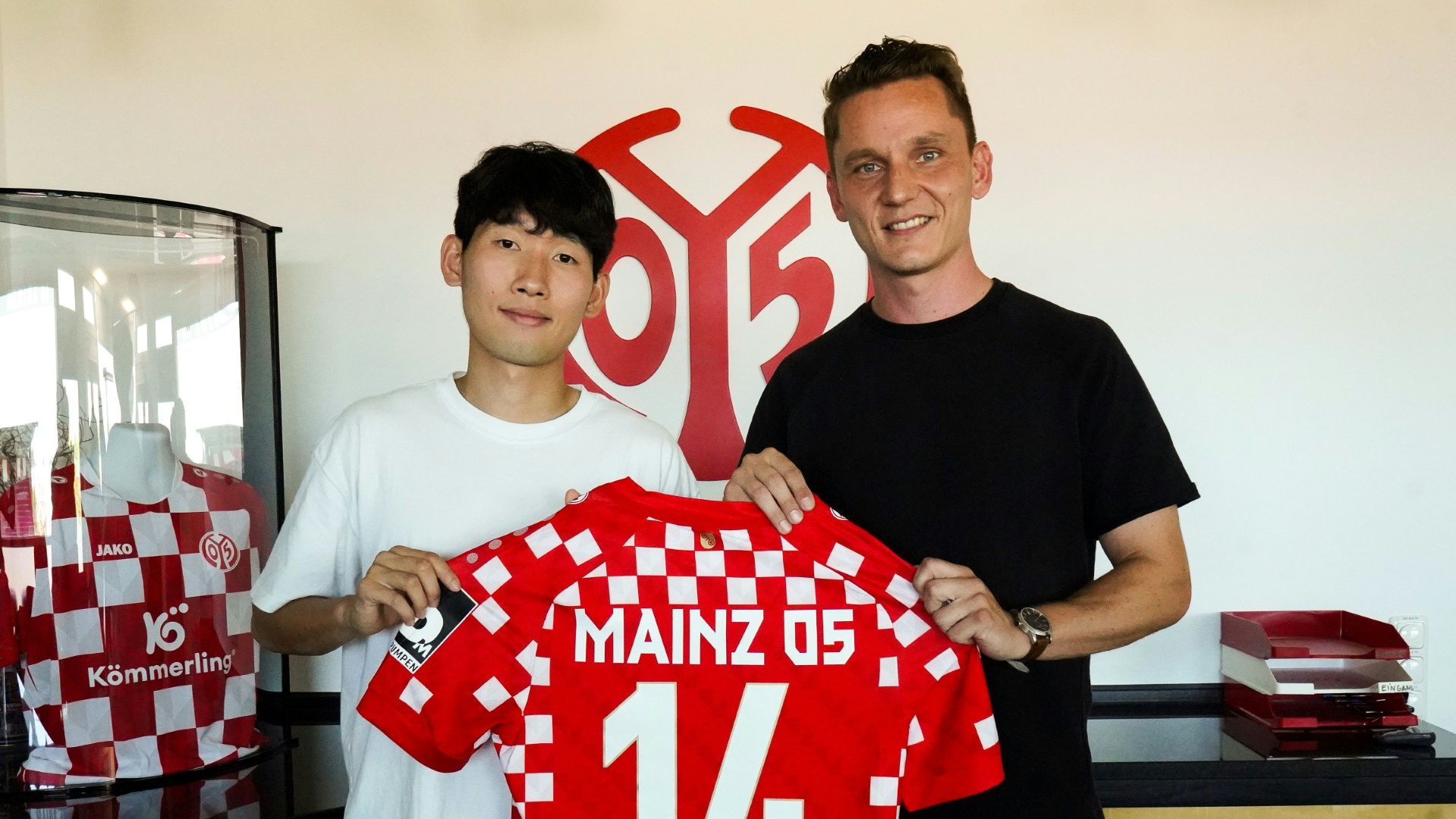 Hyunseok Hong und 05-Sportdirektor Niko Bungert