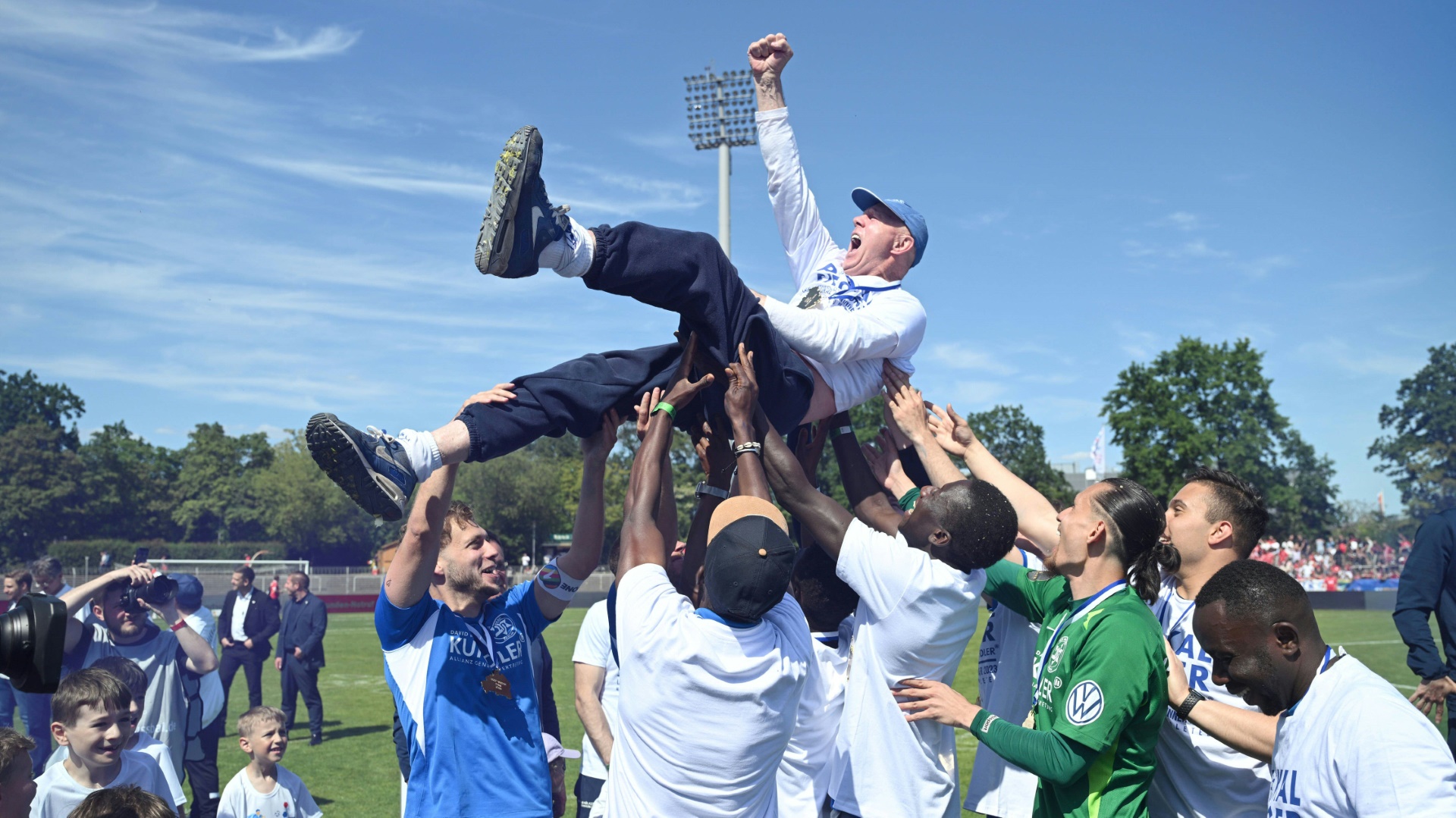 Makkabi-Trainer Wolfgang Sandhowe wird gefeiert