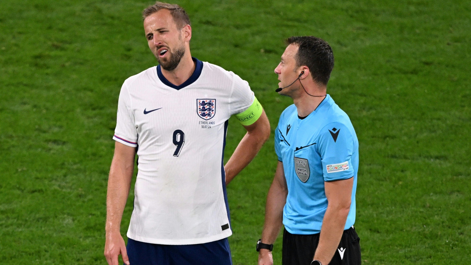 Darf meckern: Englands Kapitän Kane mit Zwayer