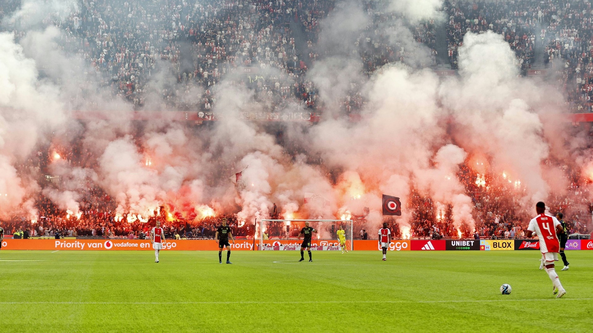 Massiver Pyro-Einsatz bei Ajax gegen Feyenoord