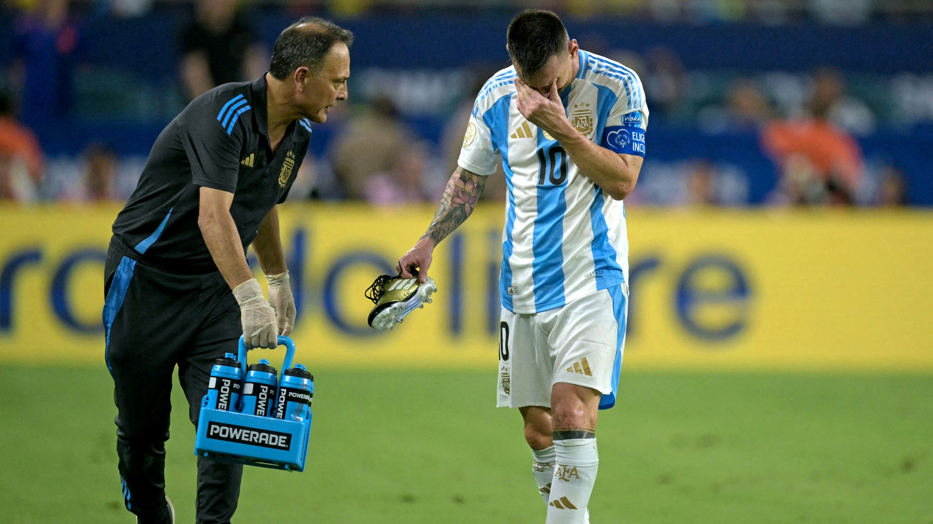 Messi verlässt verletzt das Feld