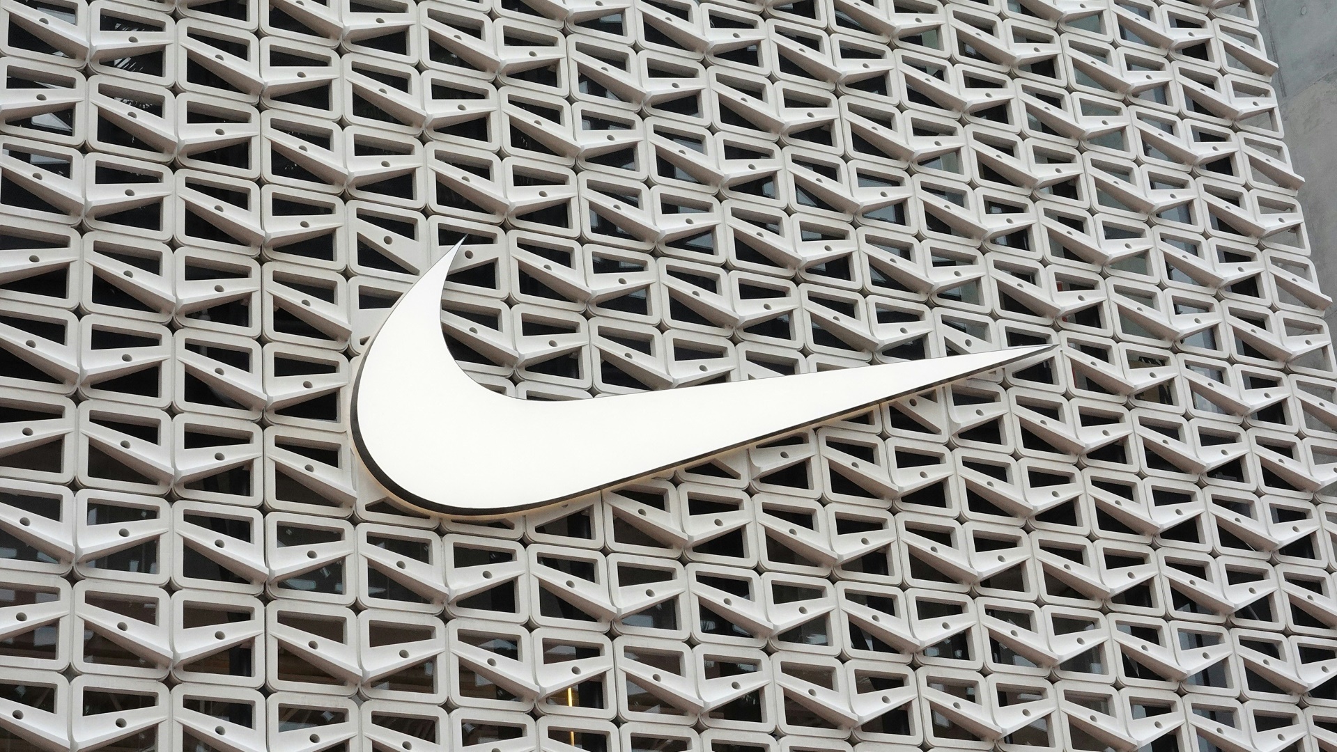 Nike sagt weiteren Umsatzrückgang vorher