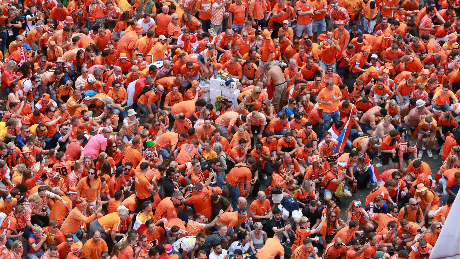 Oranje überall: Niederländische Fans feiern in Dortmund