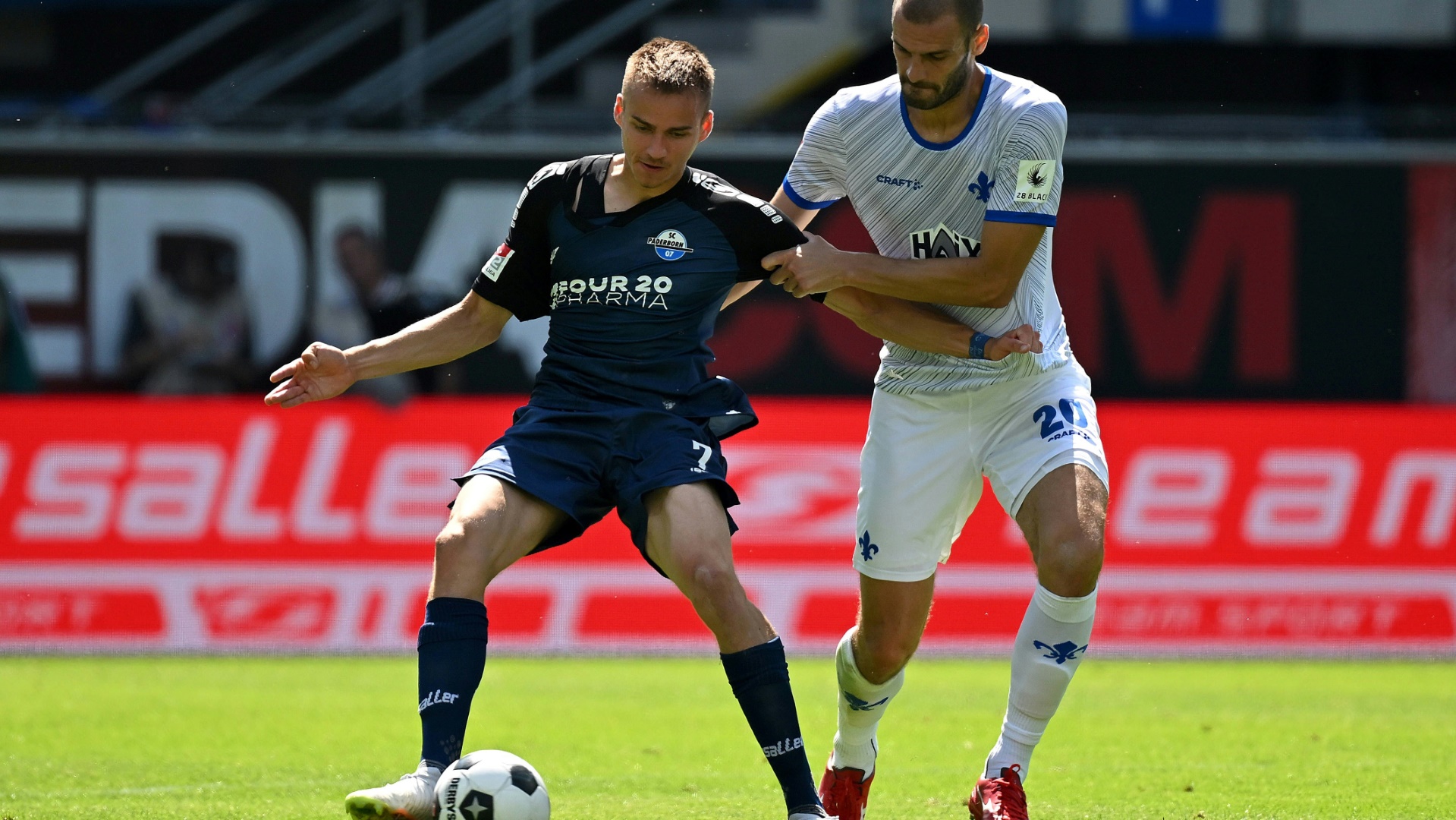 Schwer zu stoppen: Filip Bilbija (l.)