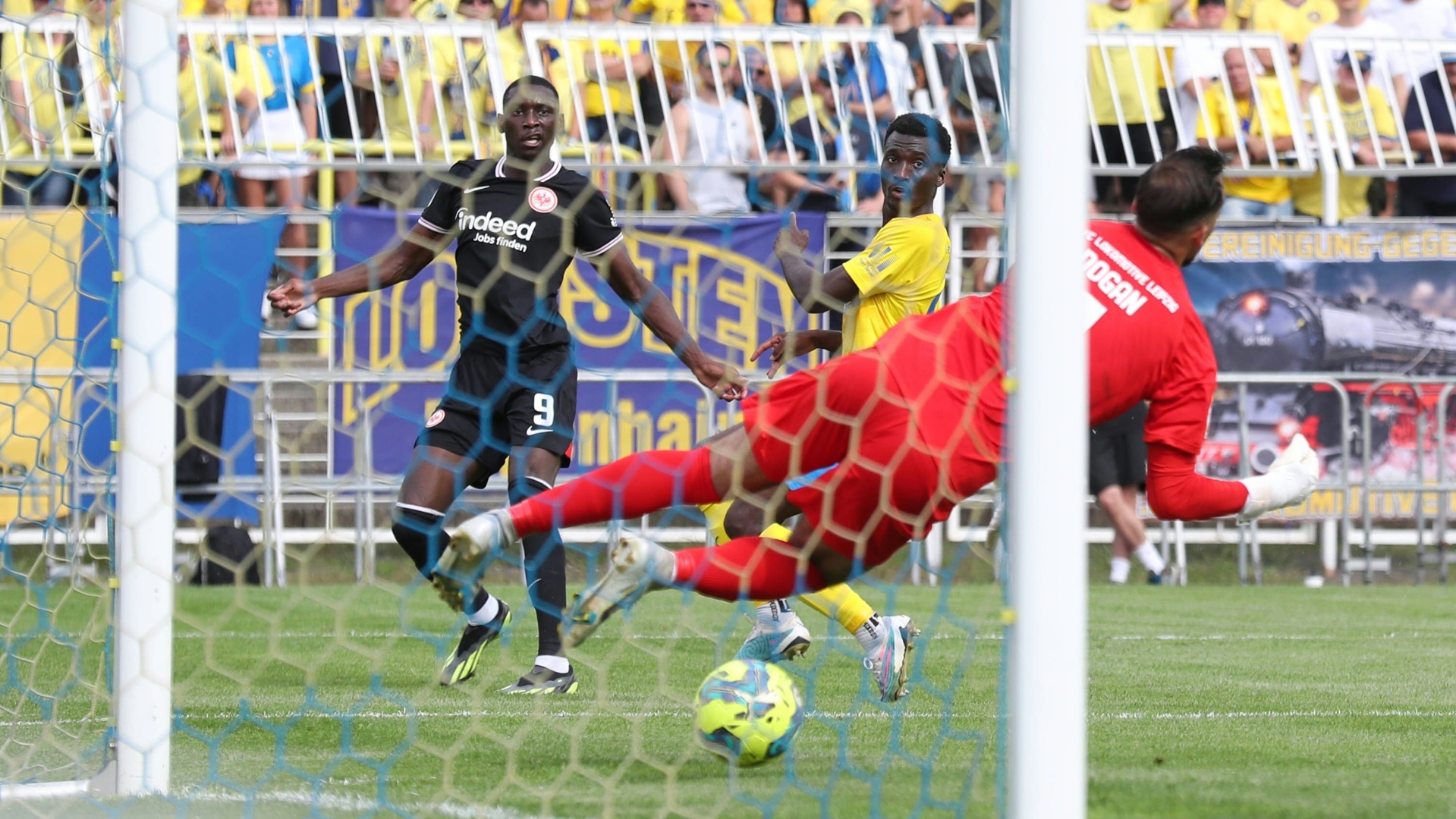 Kolo Muani trifft glücklich zum 1:0 Führungstreffer