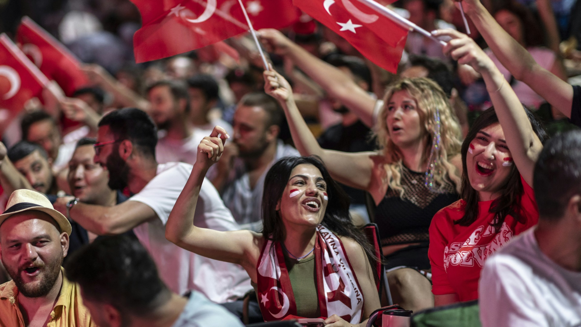 Friedlich feiernde Fans der Türkei