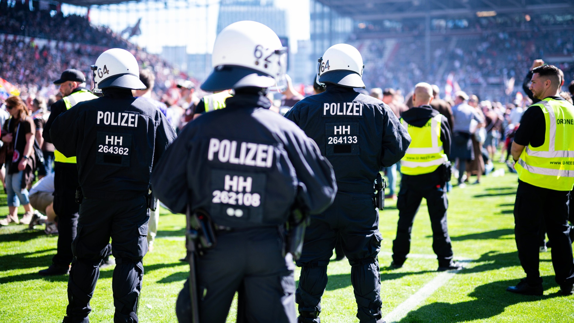 Polizisten beim Einsatz im Stadion