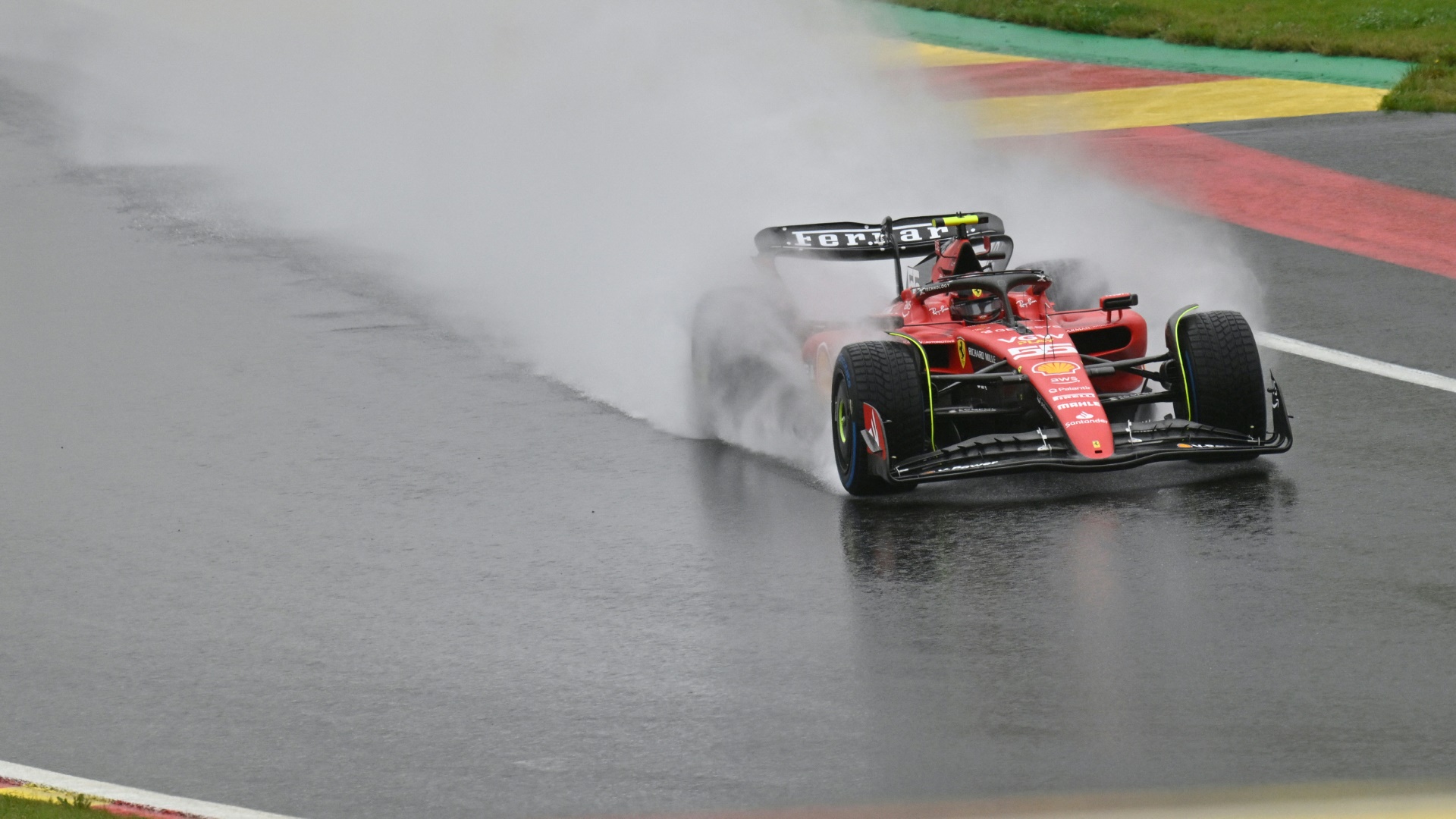 Carlos Sainz liegt im Regen von Spa vorne