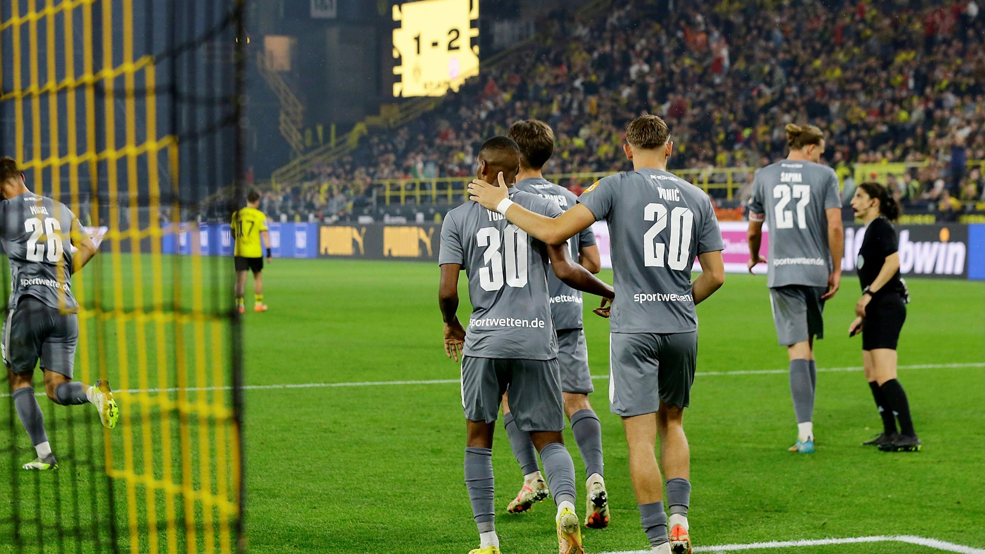 Essen gewinnt im Signal Iduna Park