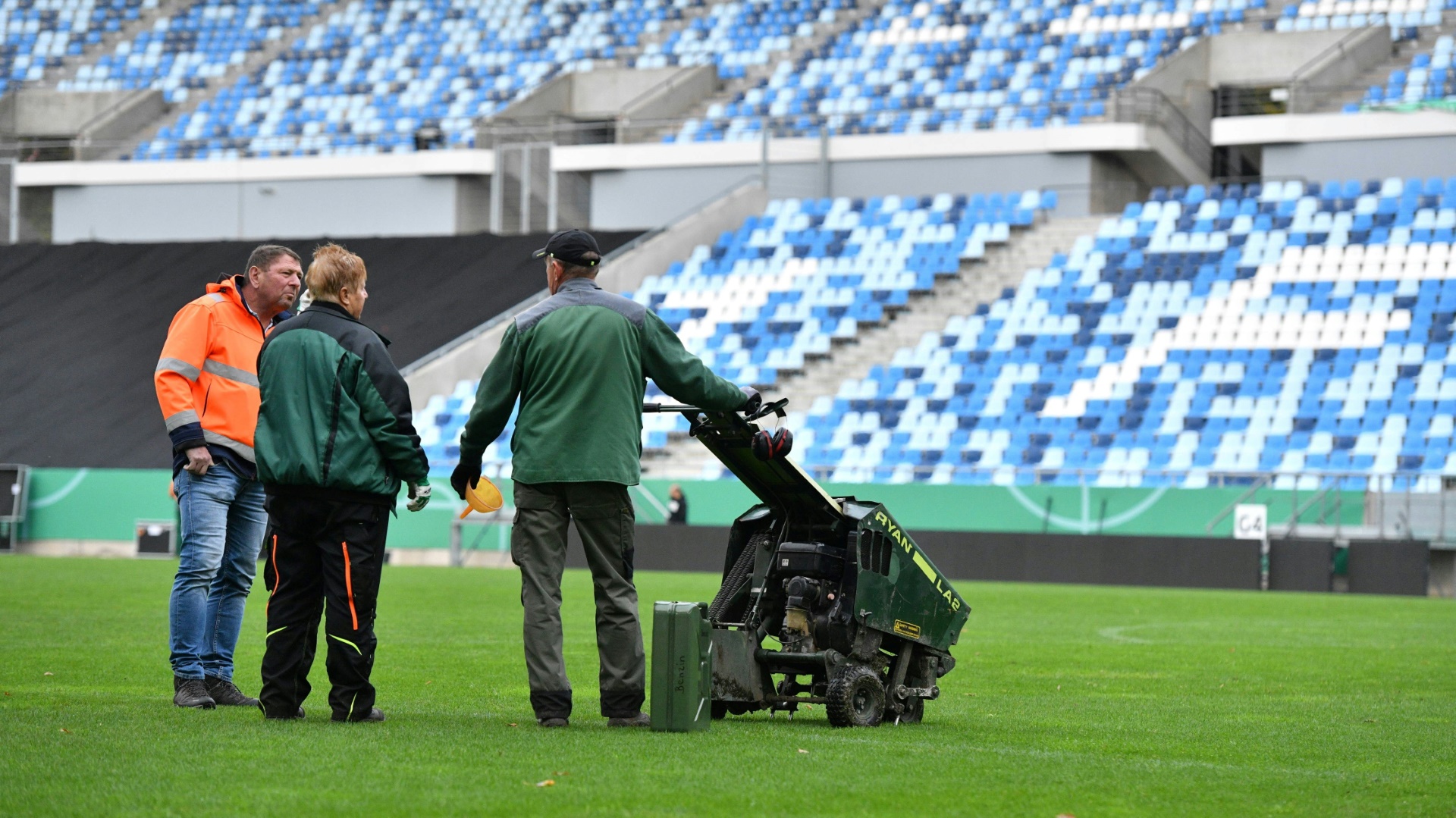 Platzarbeiten im Saarbrücker Ludwigsparkstadion.