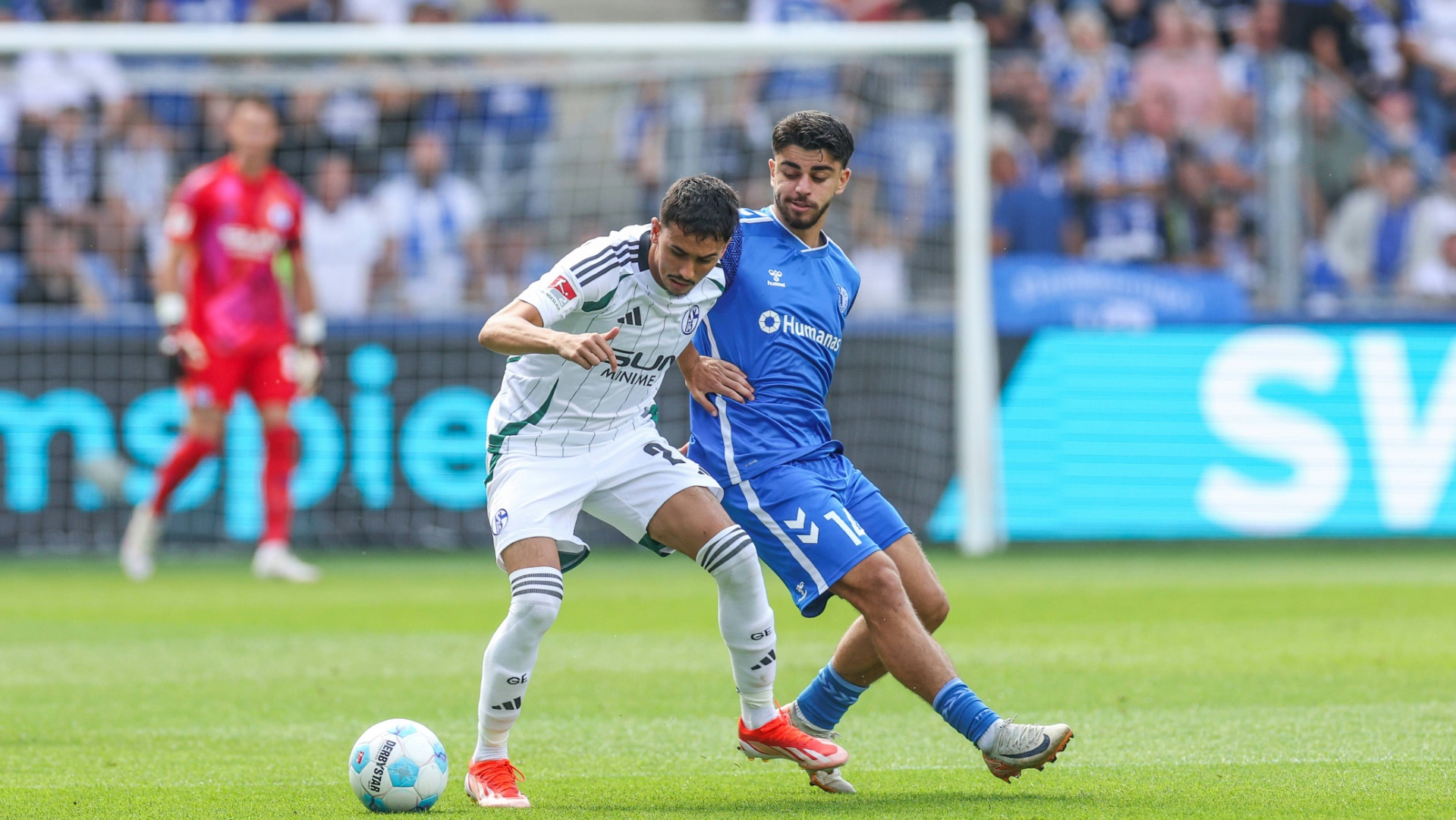 Zweikampf beim Spiel Magdeburg gegen Schalke