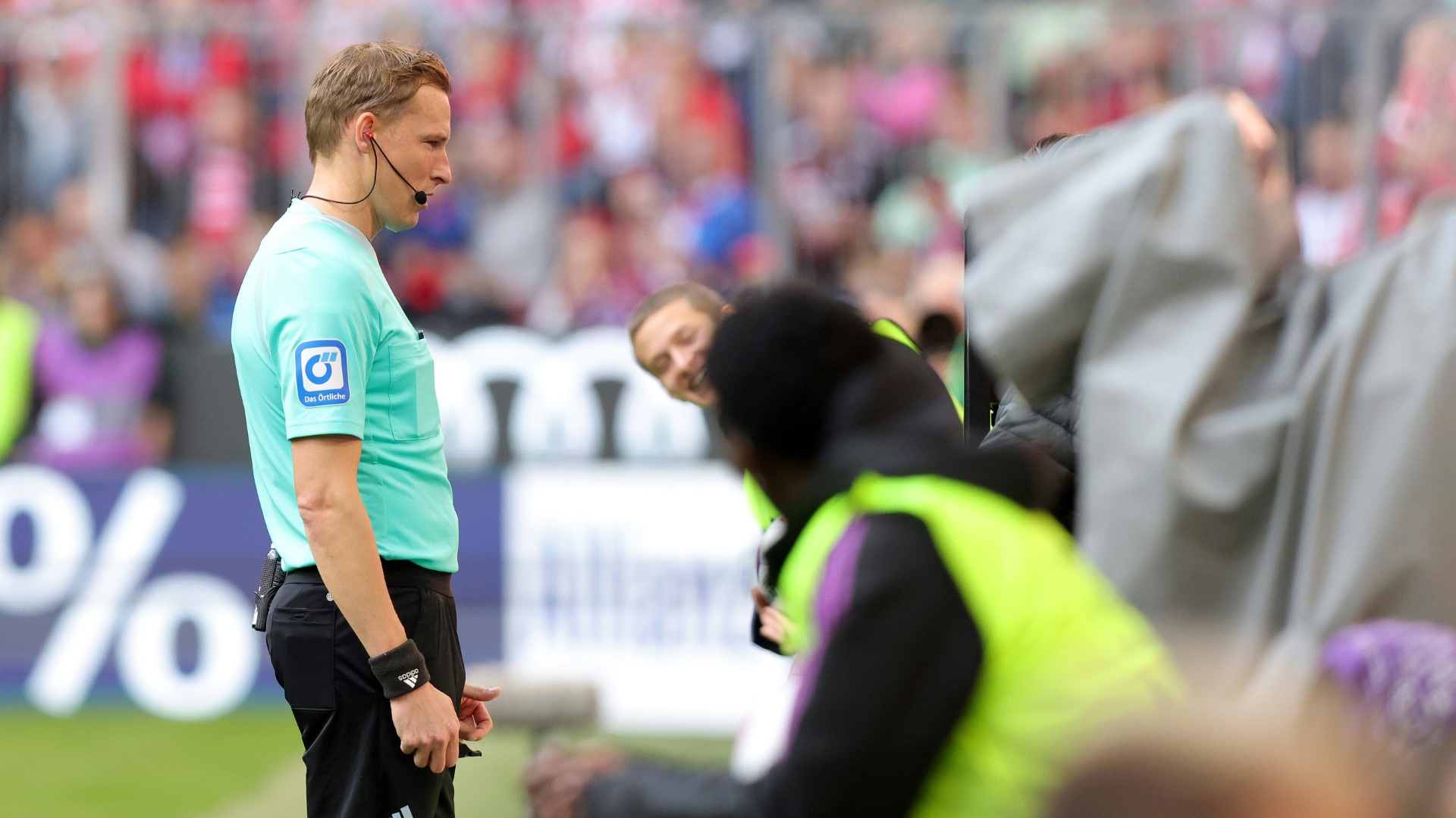 Schiri Petersen stand beim Spiel der Bayern im Fokus