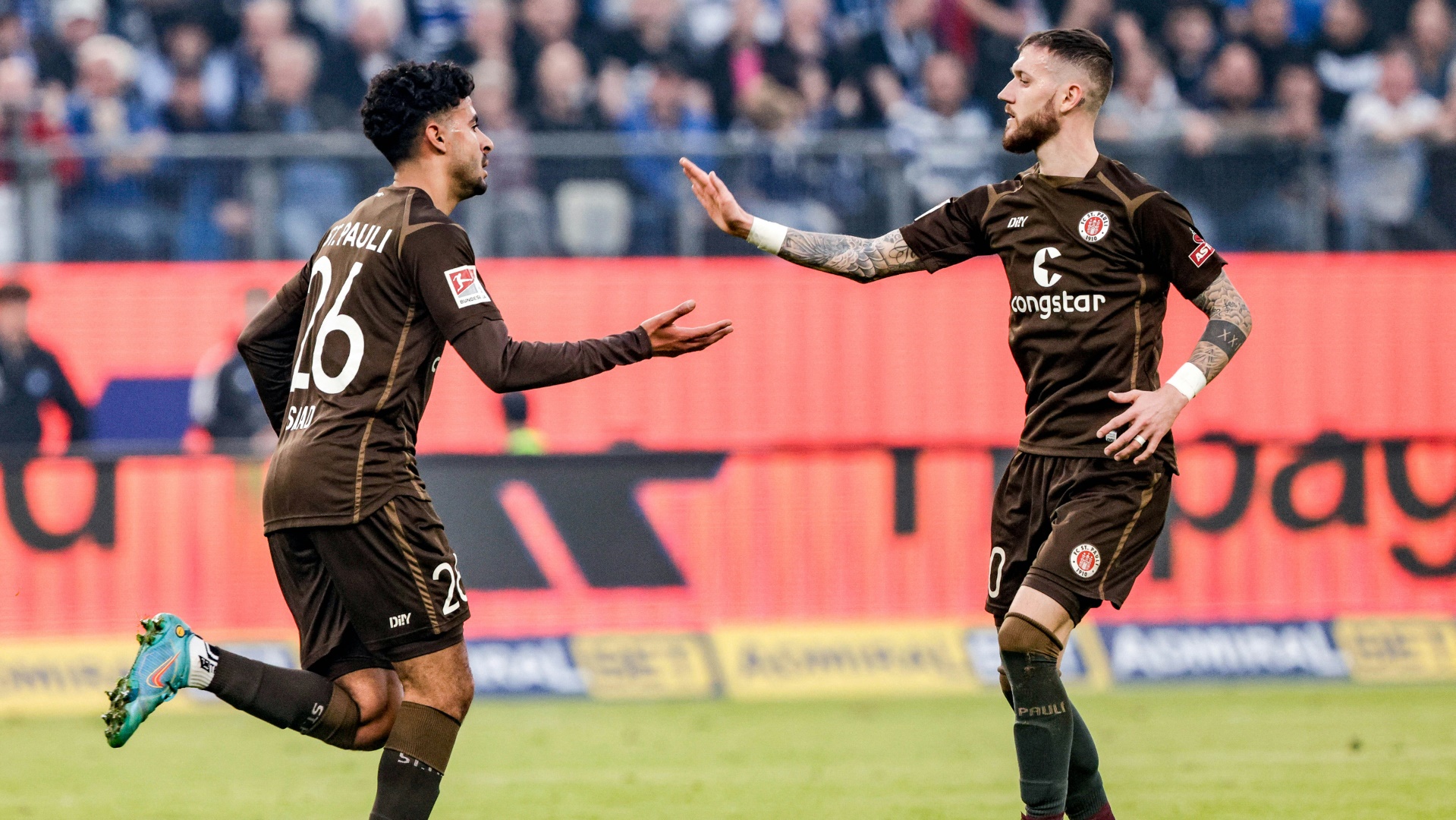 Elias Saad (l.) trifft für St. Pauli