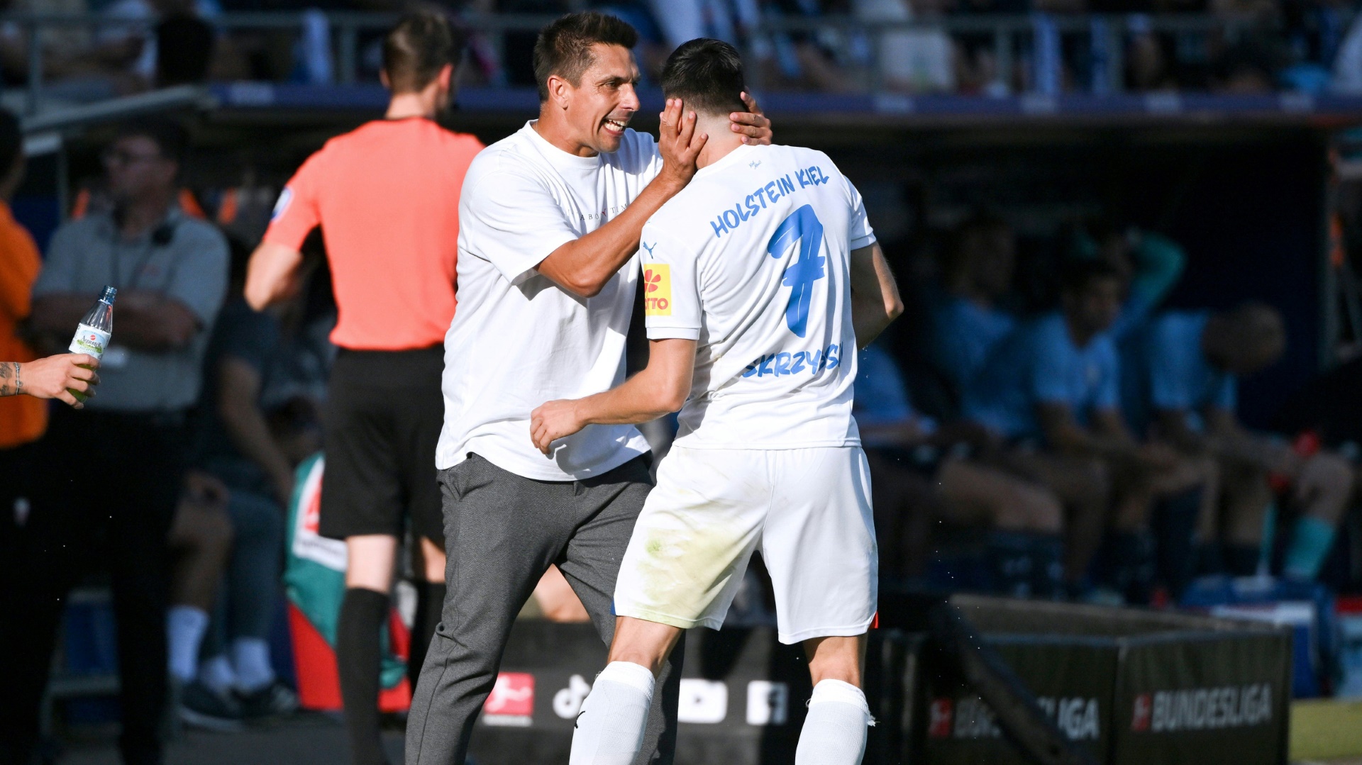 Trainer Marcel Rapp jubelt mit Steven Skrzybski