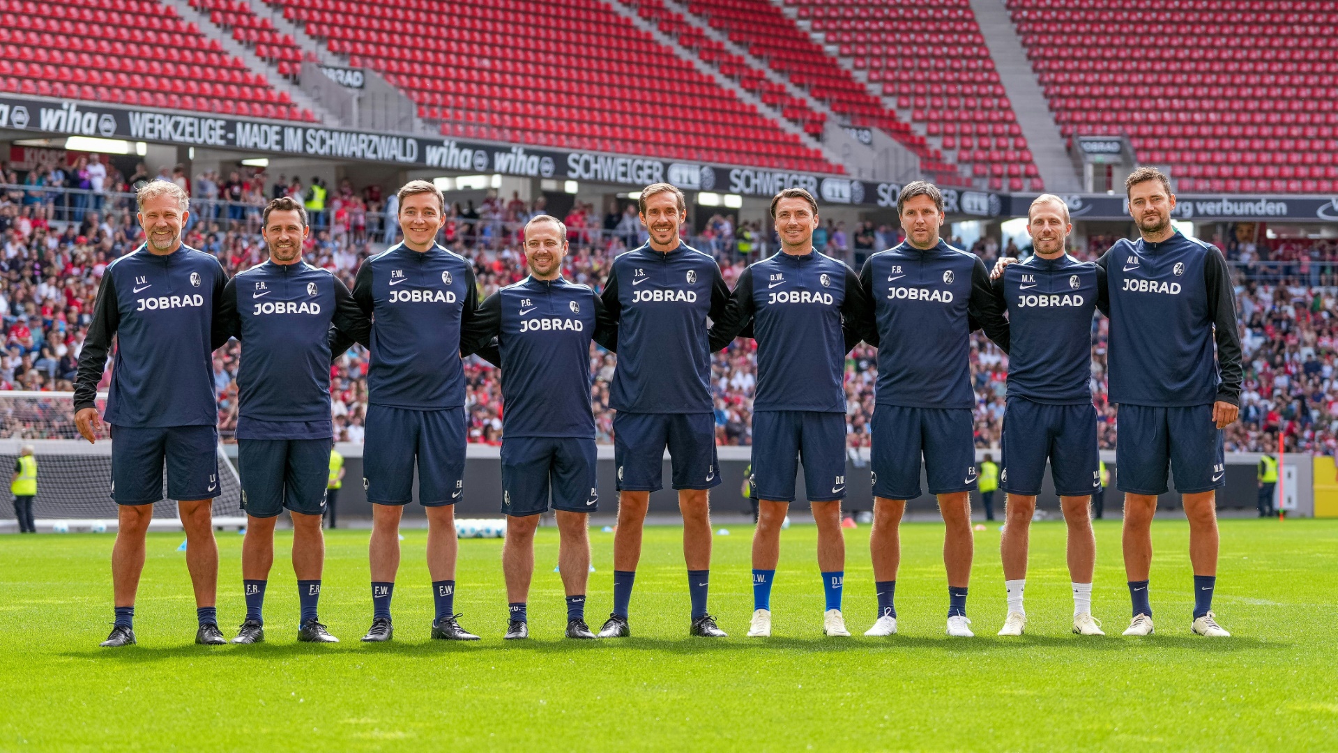 Schuster (Mitte) mit seinem neuen Trainerteam