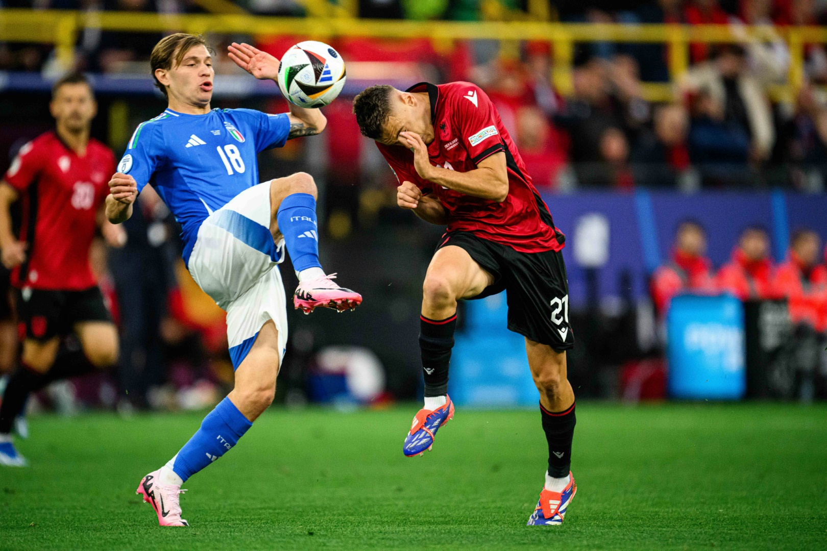 Barella (l.) traf zum 2:1 für Italien