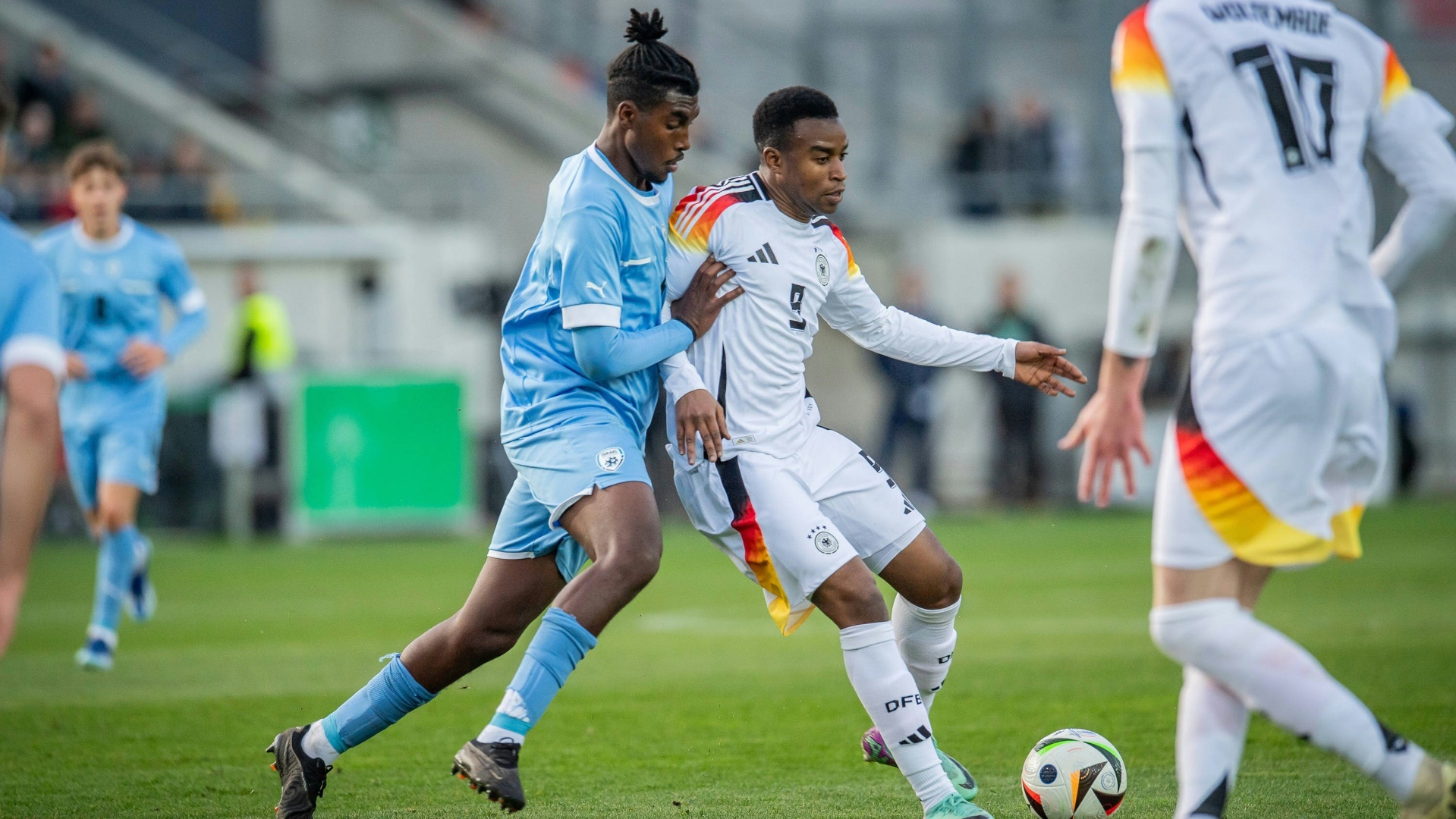 Youssoufa Moukoko (M.) im Trikot der U21