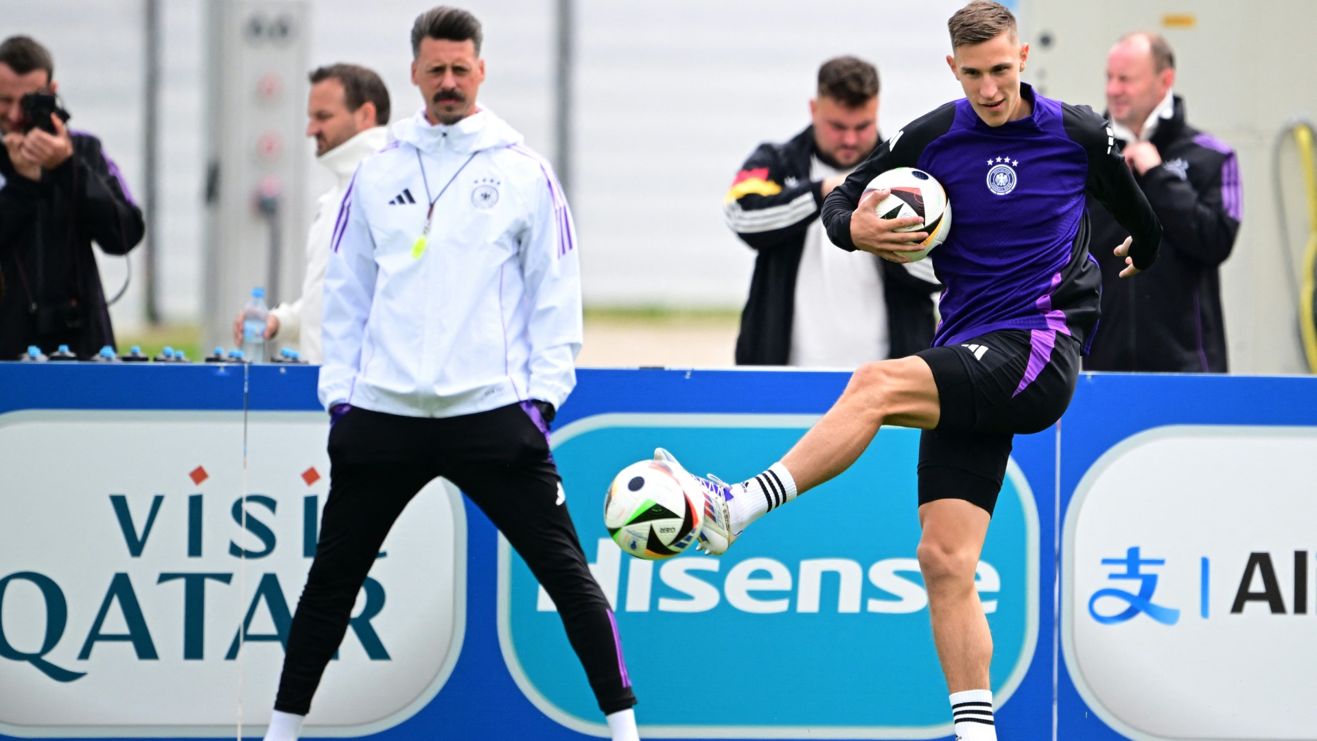 Nagelsmann-Assistent Sandro Wagner (l.)