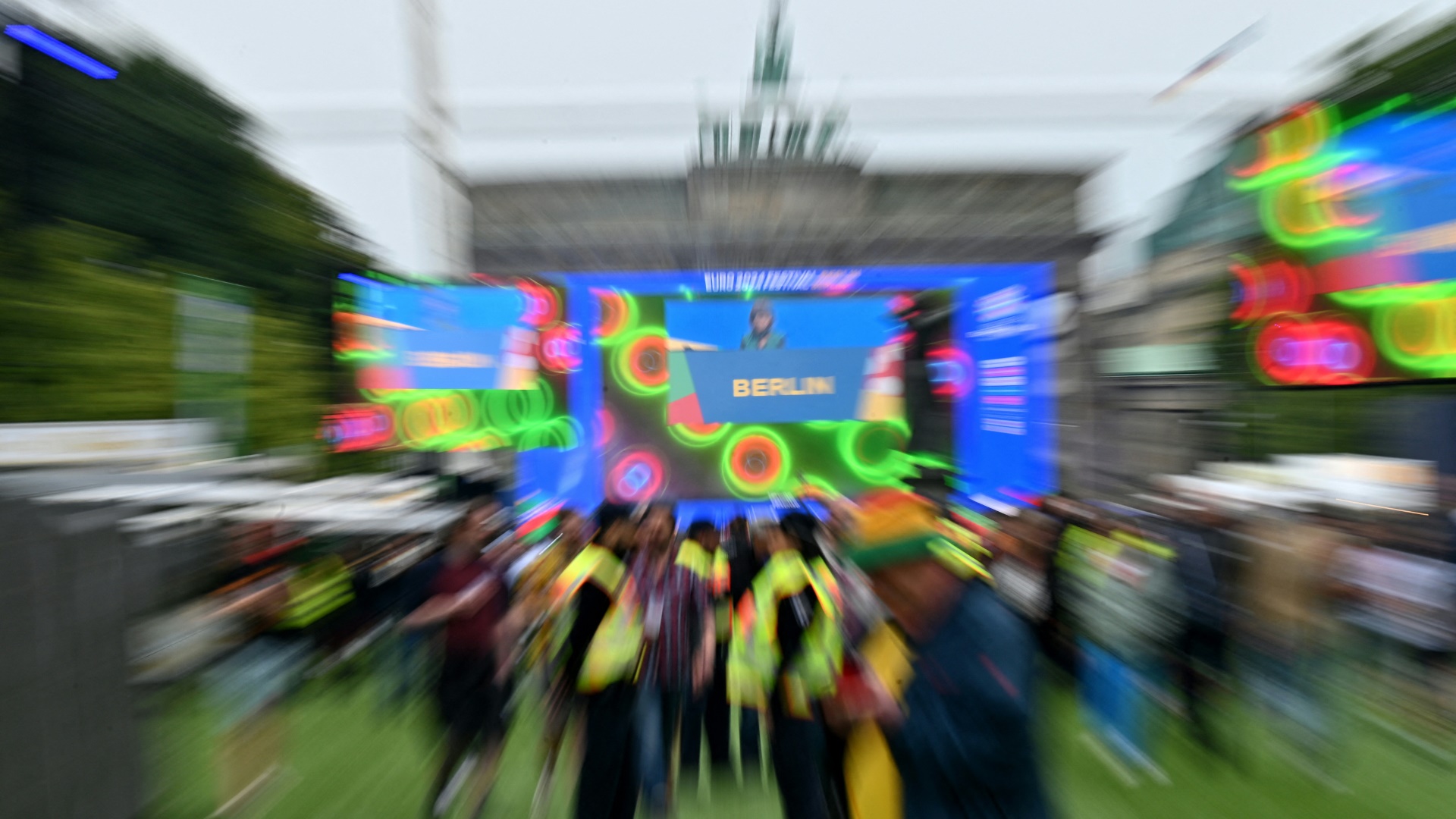 Fans vor dem Brandenburger Tor