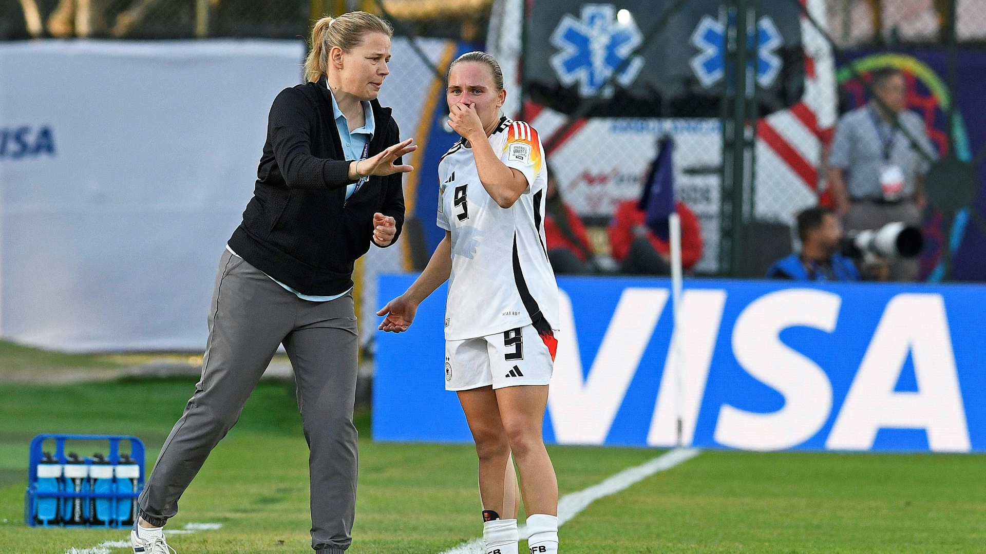 Kathrin Peter (l.) ist mit der U20 derzeit bei der WM