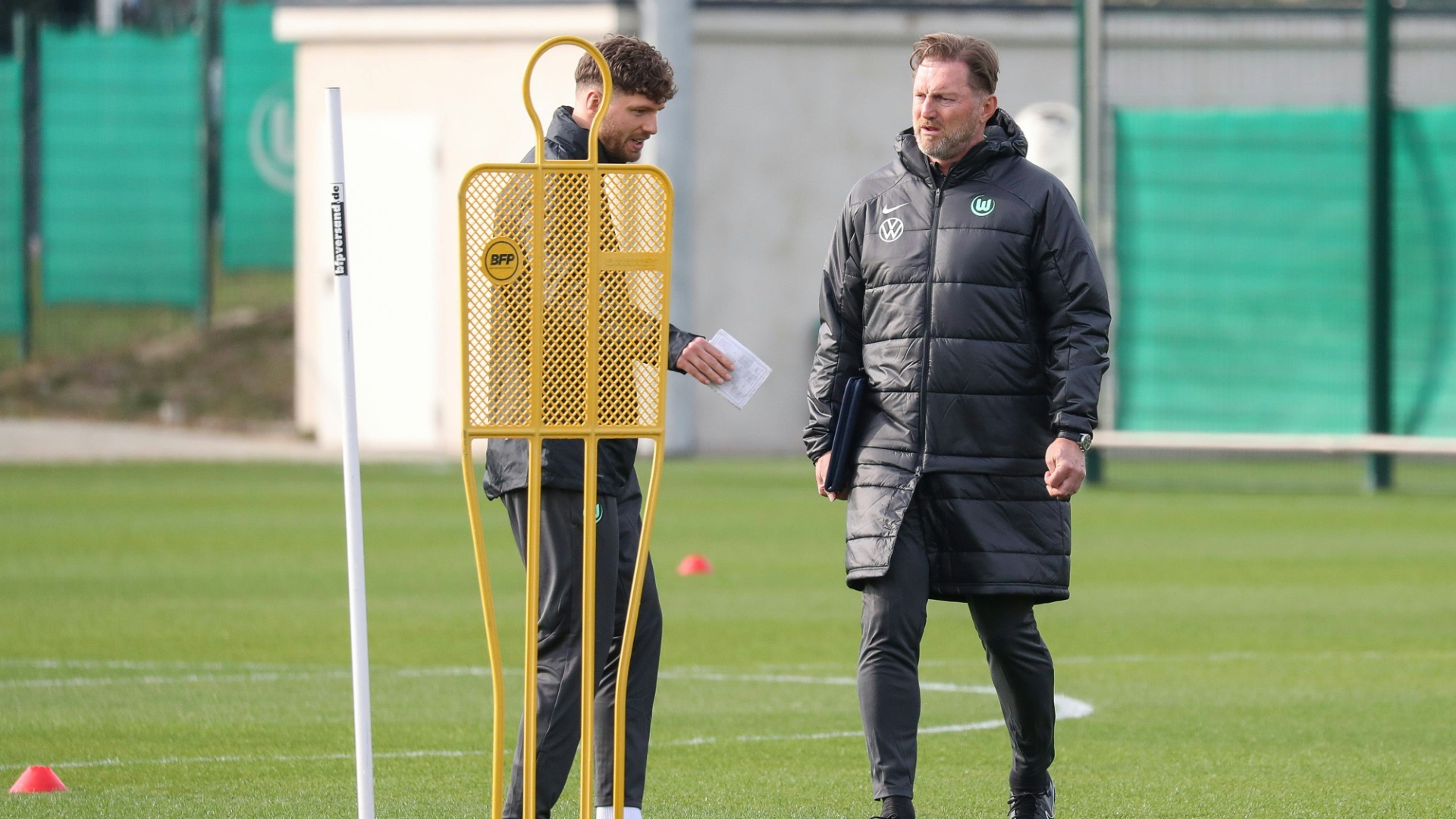 Patrick Hasenhüttl (l.) ist in Wolfsburg Co-Trainer