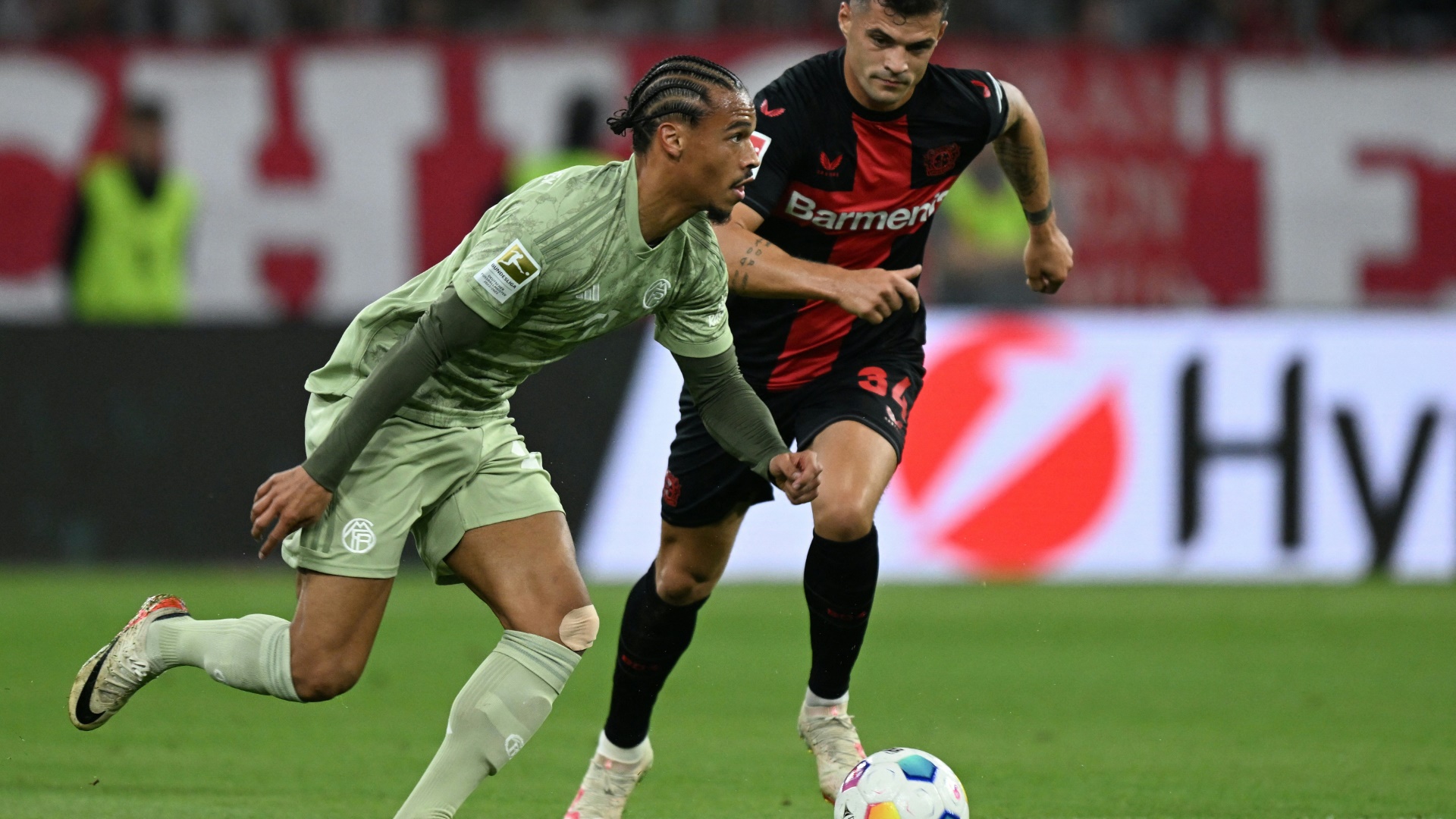 Xhaka (r.) im Duell mit Bayerns Leroy Sane