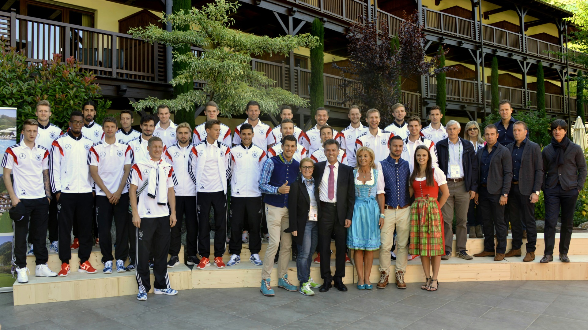 Die damalige DFB-Elf 2014 in Südtirol mit Gastgebern