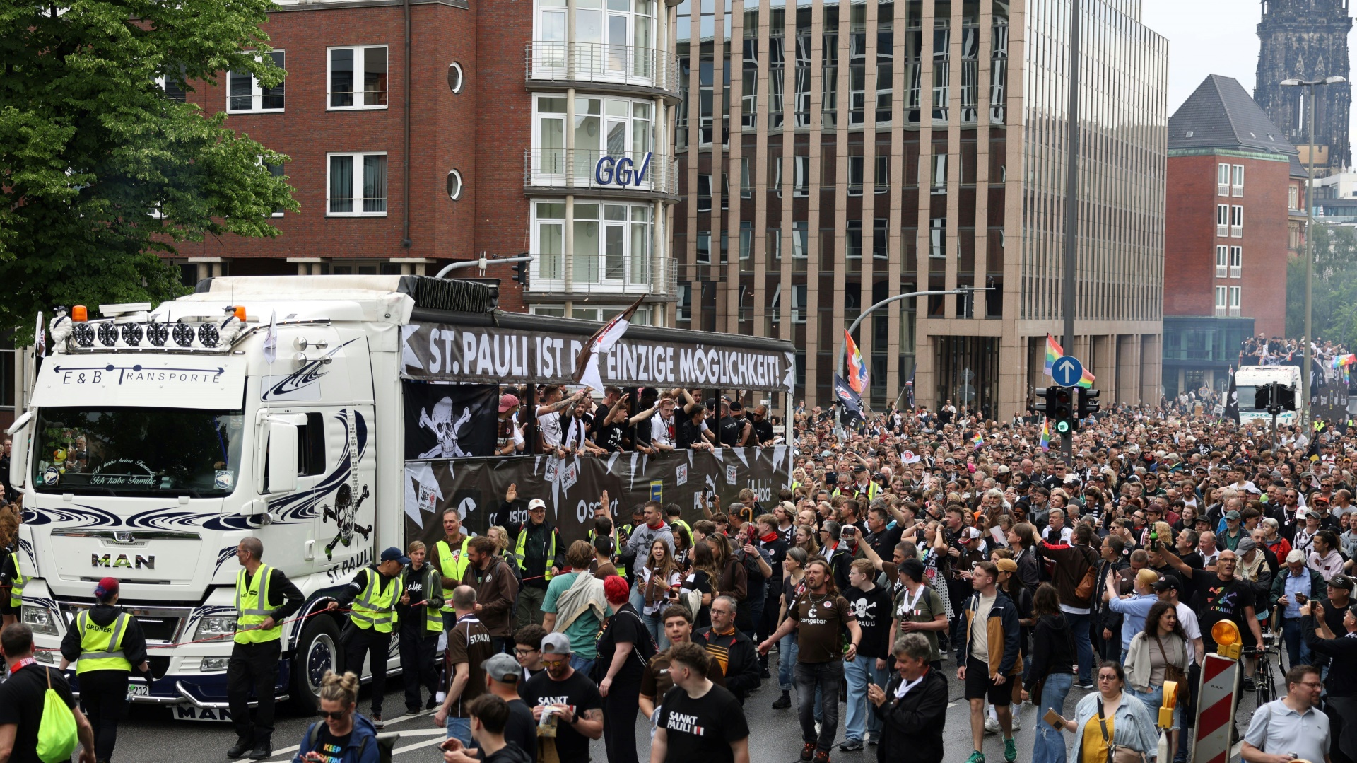 Meisterparty in St. Pauli mit Demo für Demokratie