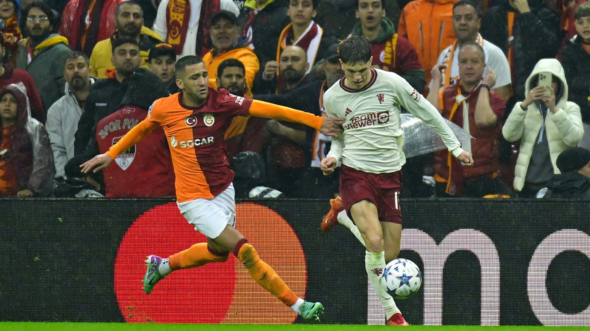 Ziyech (l.) wurde mit Galatasaray türkischer Meister