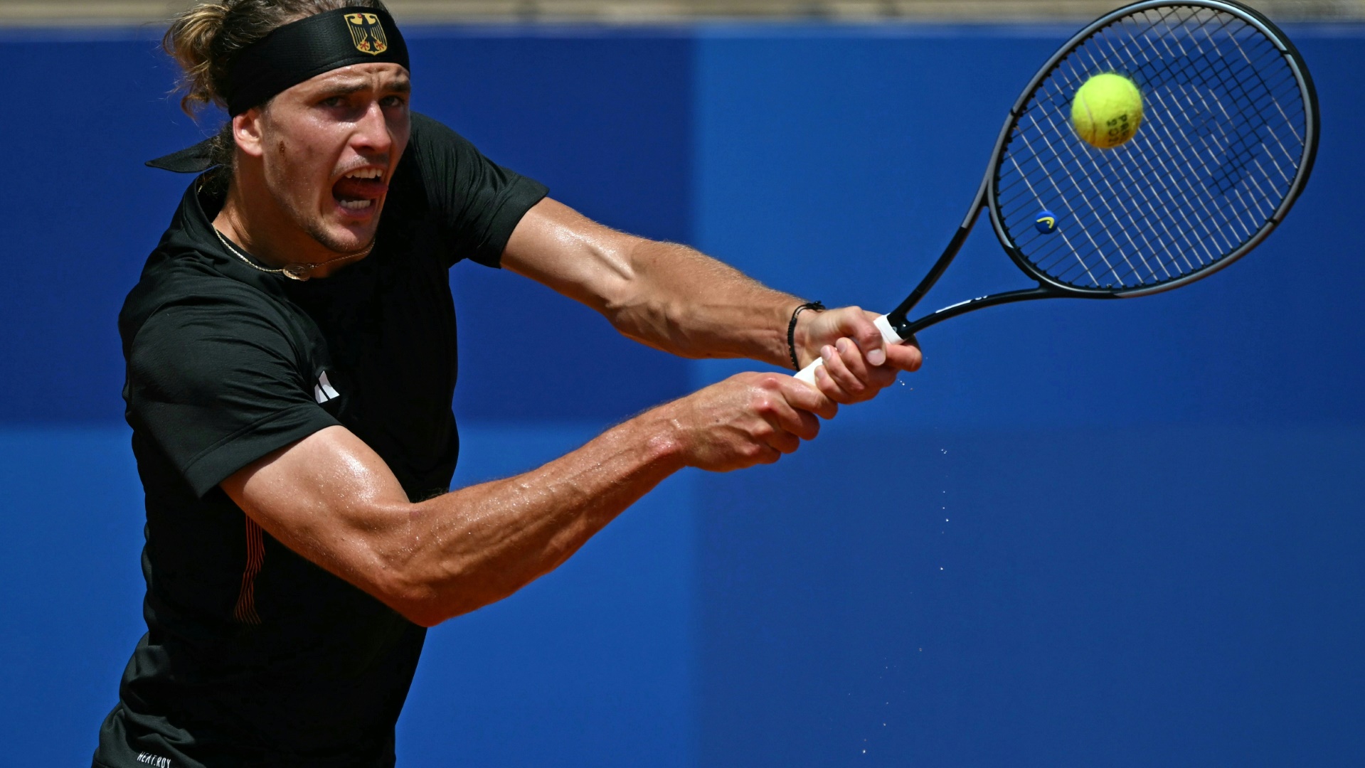 Alexander Zverev bei einer Rückhand in Paris