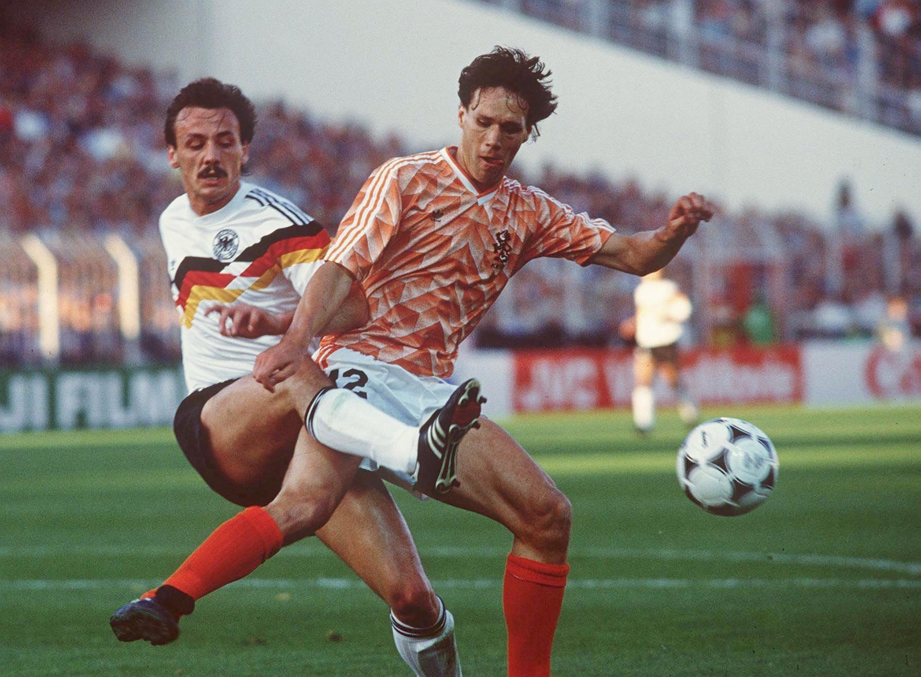 Schweres Pflaster: Im EM-Halbfinale 1988 in Hamburg foult Jürgen Kohler (links) den Niederländer Marco van Basten, die DFB-Elf scheidet nach 1:2 aus