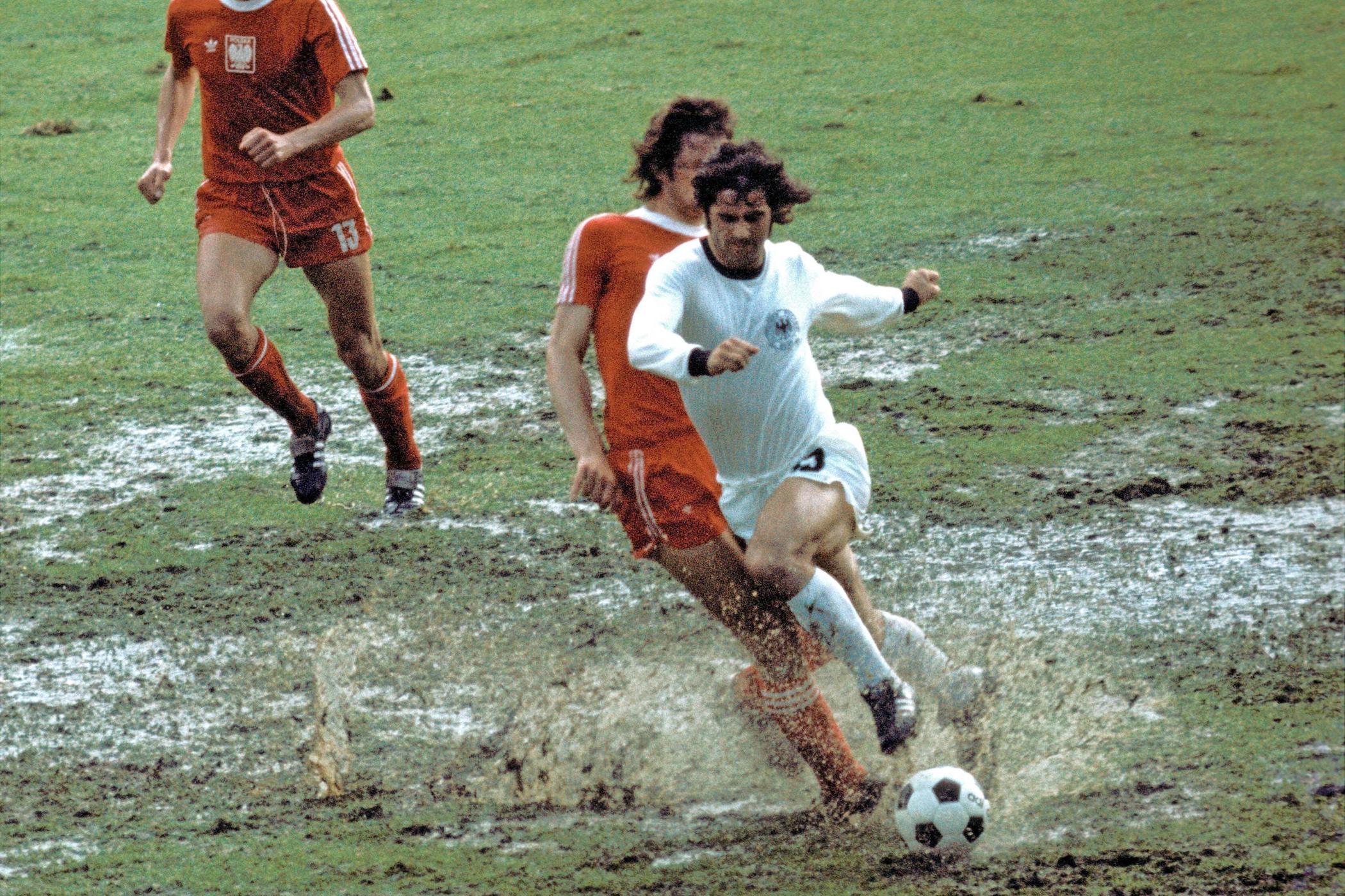 Im strömenden Regen siegte Deutschland 1974 erst gegen Schweden und dann gegen Polen (im Foto: Gerd Müller)