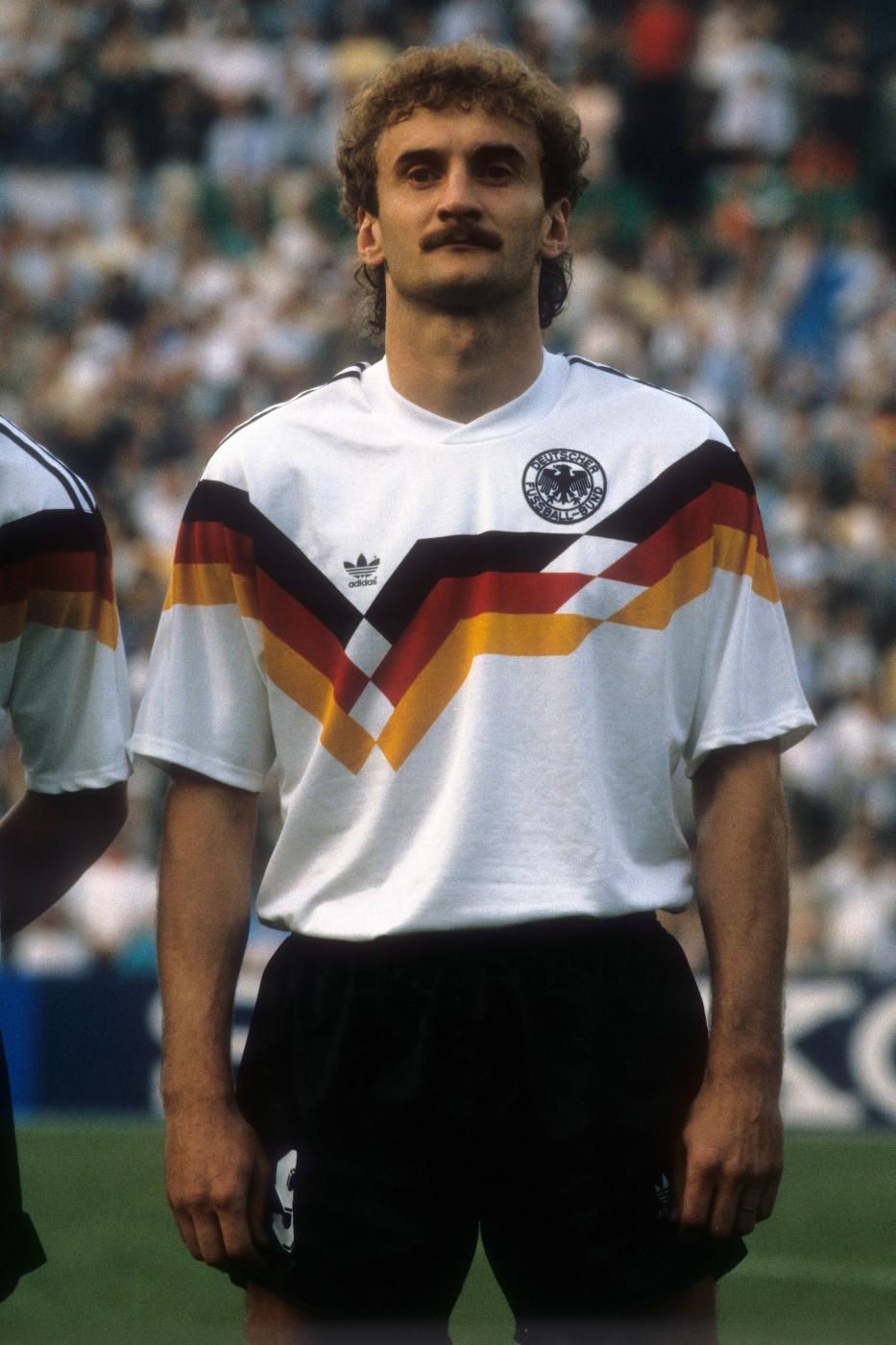 Rudi Völler während der Nationalhymne vor einem Spiel der EM 1988