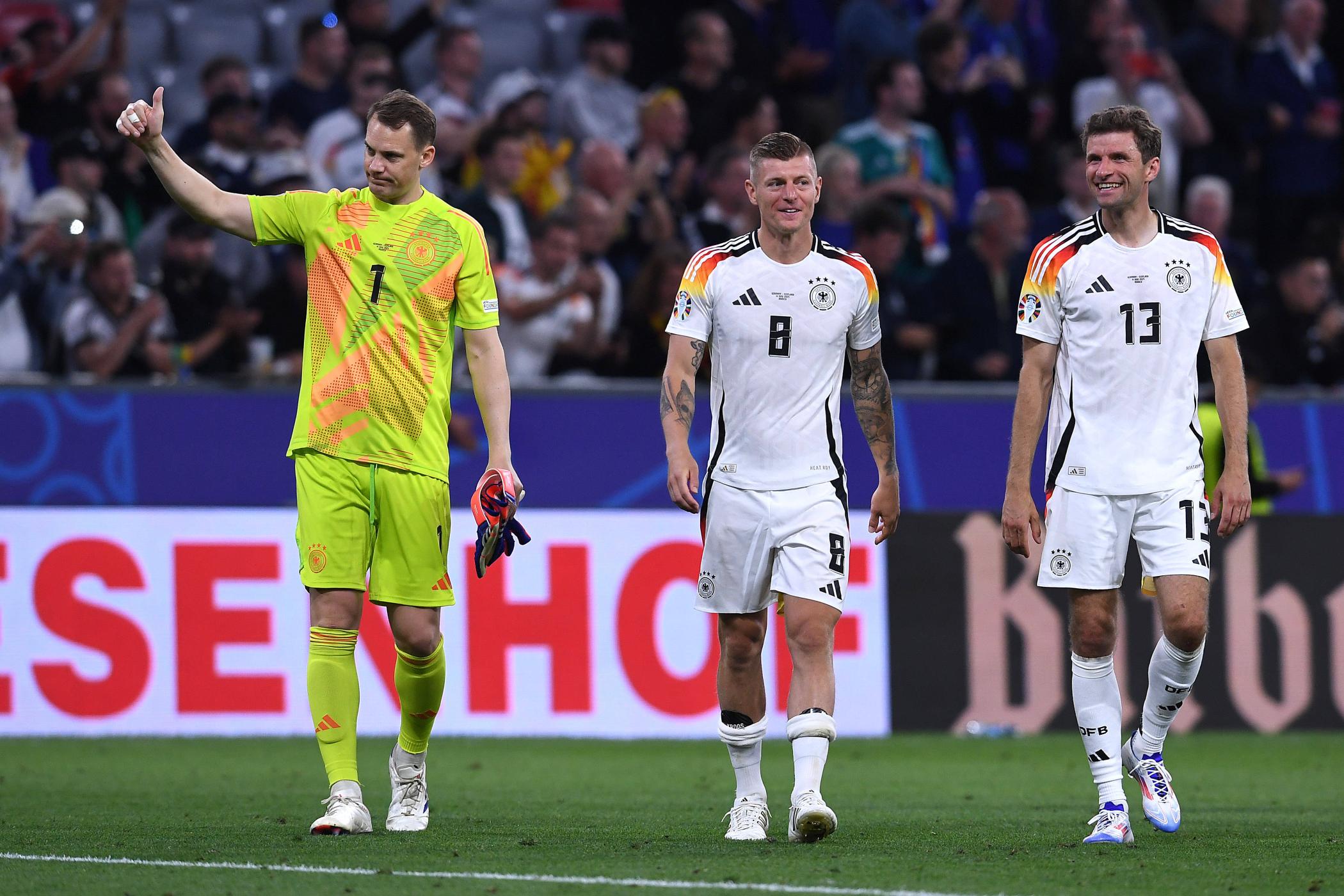 Manuel Neuer, Toni Kroos und Thomas Müller beim EM-Eröffnungsspiel gegen Schottland