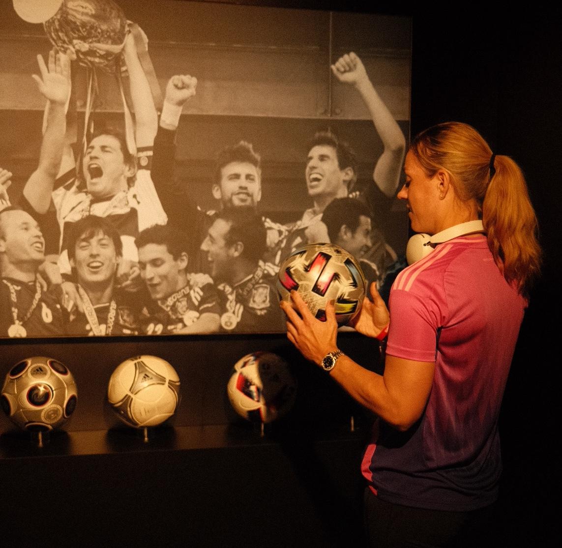 Angelique Kerber nutzte ihre Zeit am "Home of adidas Football" um die historische EURO-Ausstellung zu besuchen.