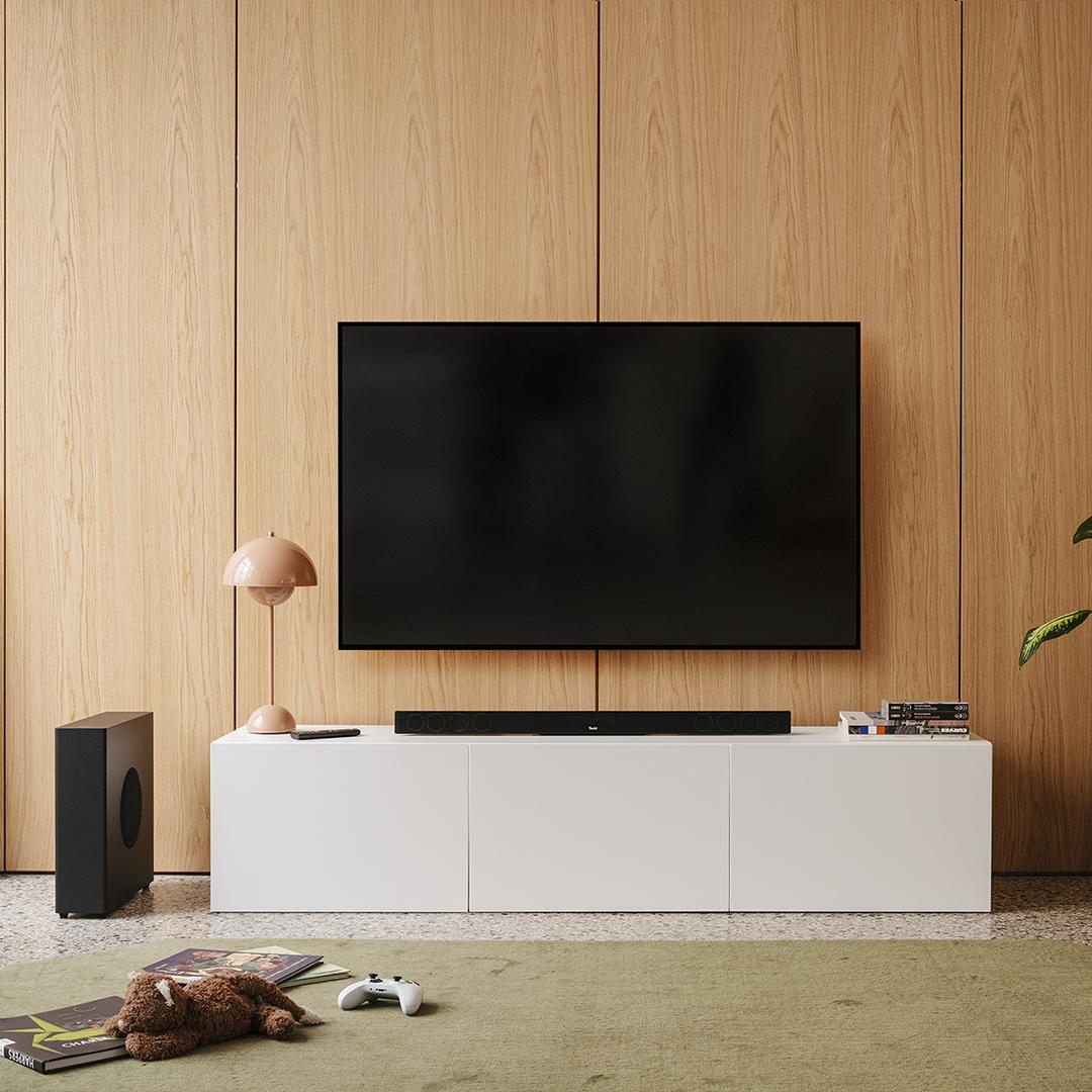 Die CINEBAR 11 gehört mit ihren 8 Tönern und 8 Endstufen eigentlich nicht mehr zur Kategorie Soundbar. Sie ist vielmehr ein fast komplette Heimkinoanlage, die selbst High Resolution Audio mitreißend wiedergibt.