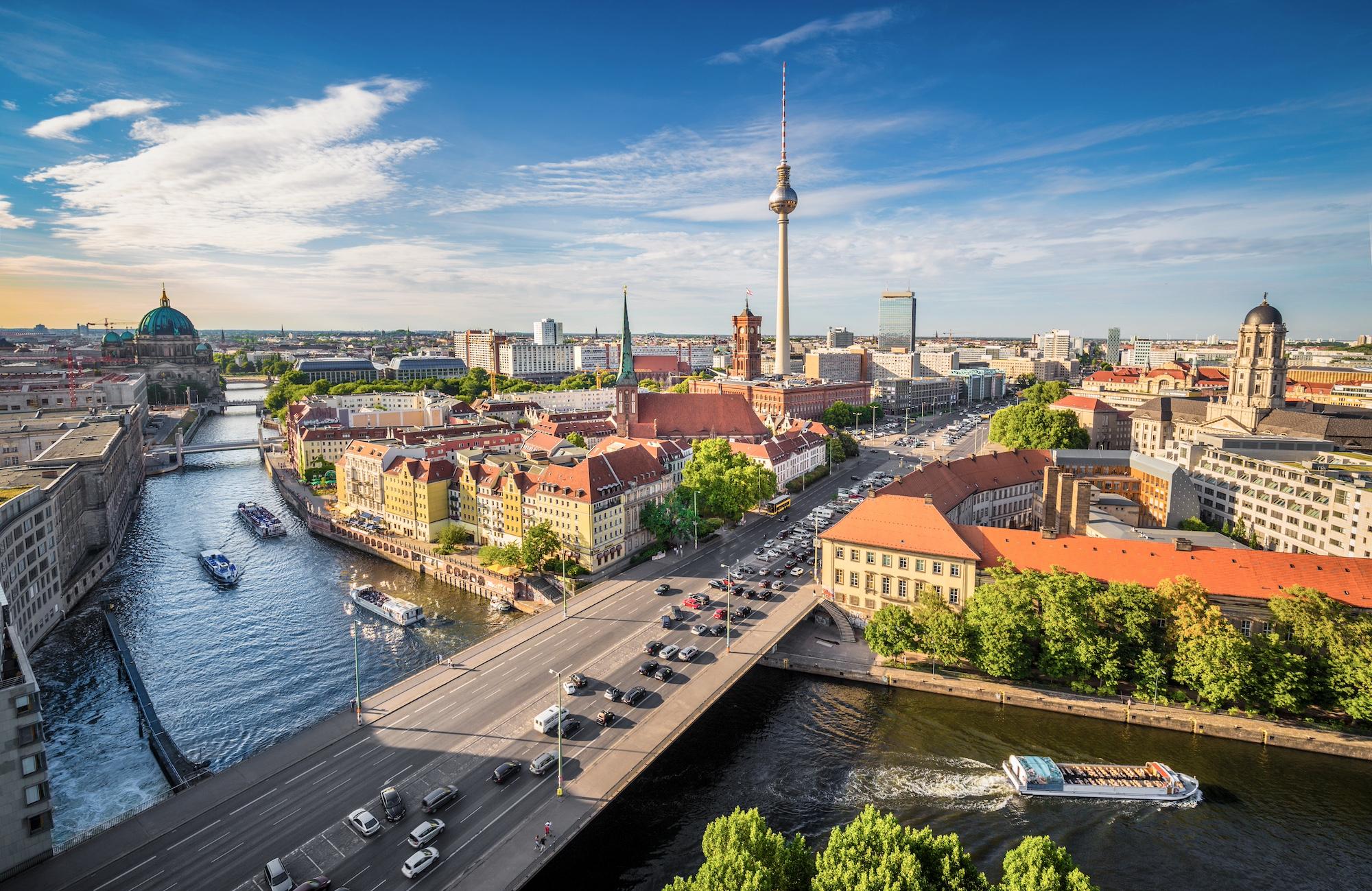 Eine Luftbildaufnahme von Berlin. Zu sehen sind unter anderem der Fernsehturm und die Spree.