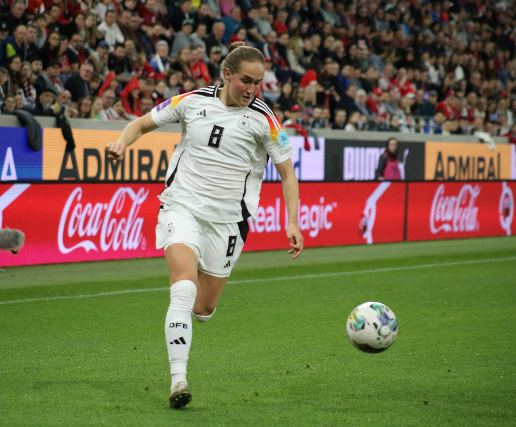 Sydney Lohmann mit Ball während eines Länderspiels