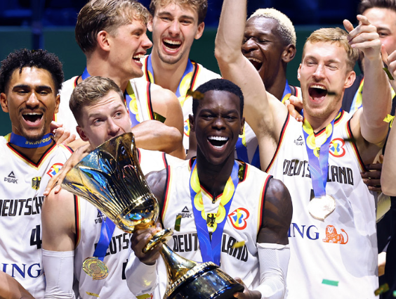 Die deutschen Basketballer 2023 mit dem WM-Pokal.png