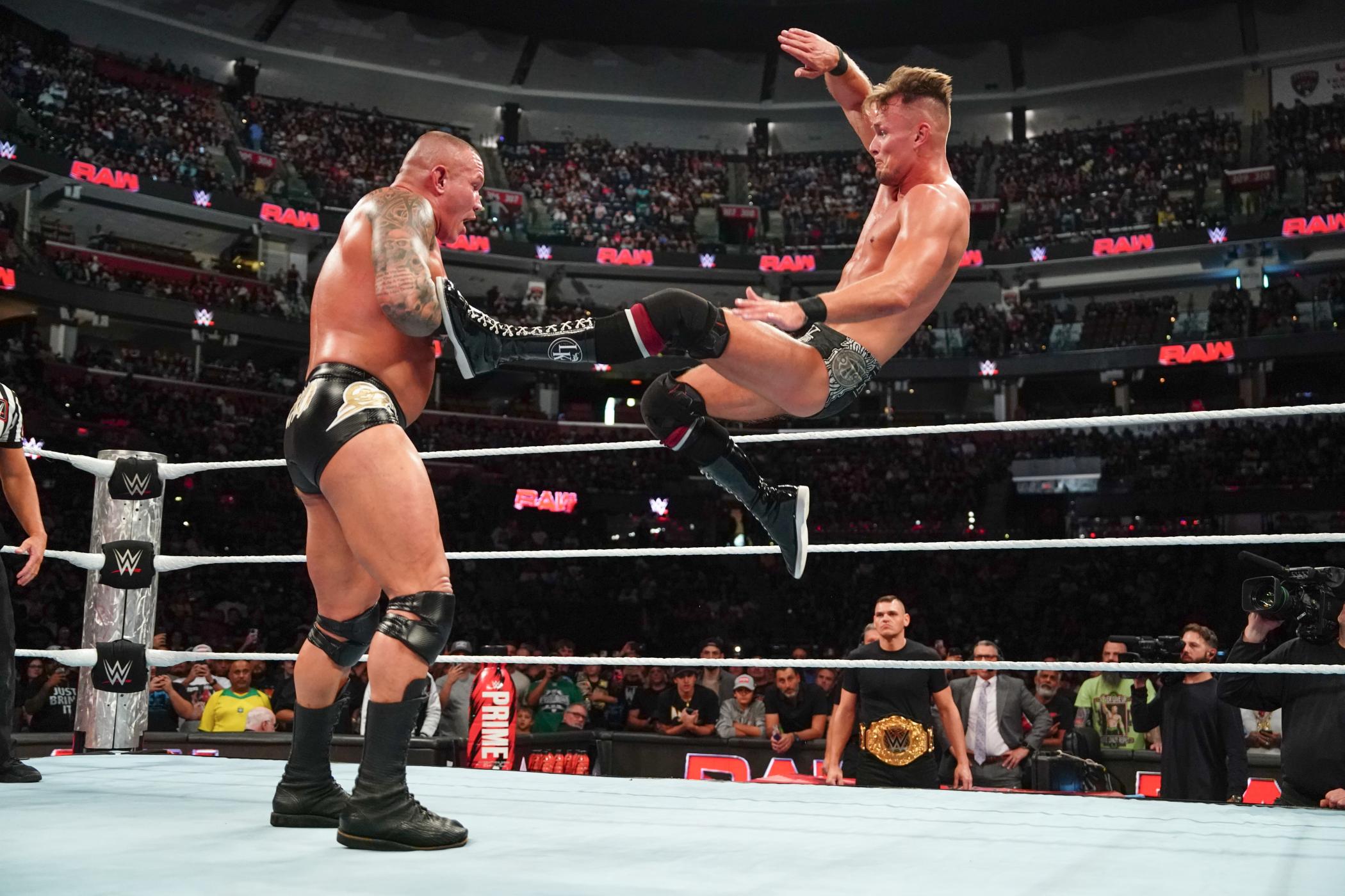 Ludwig Kaiser (re.) stand Mitte August gegen Randy Orton als erster Deutscher überhaupt im Main Event der WWE-Show Raw