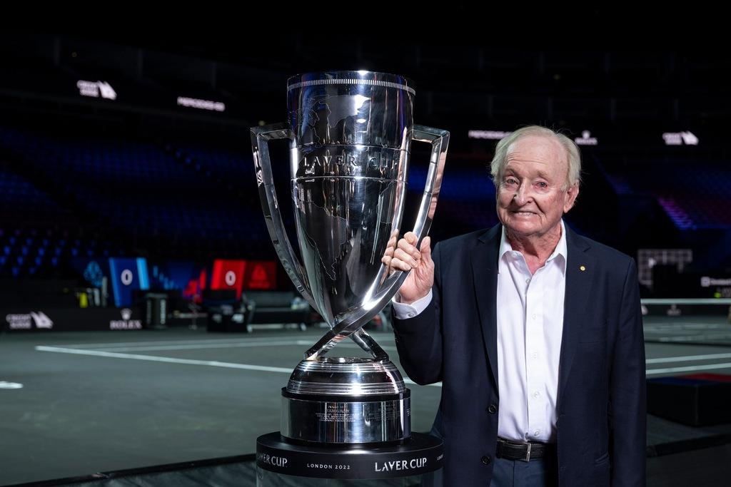 Rod Laver mit dem Pokal beim Laver Cup