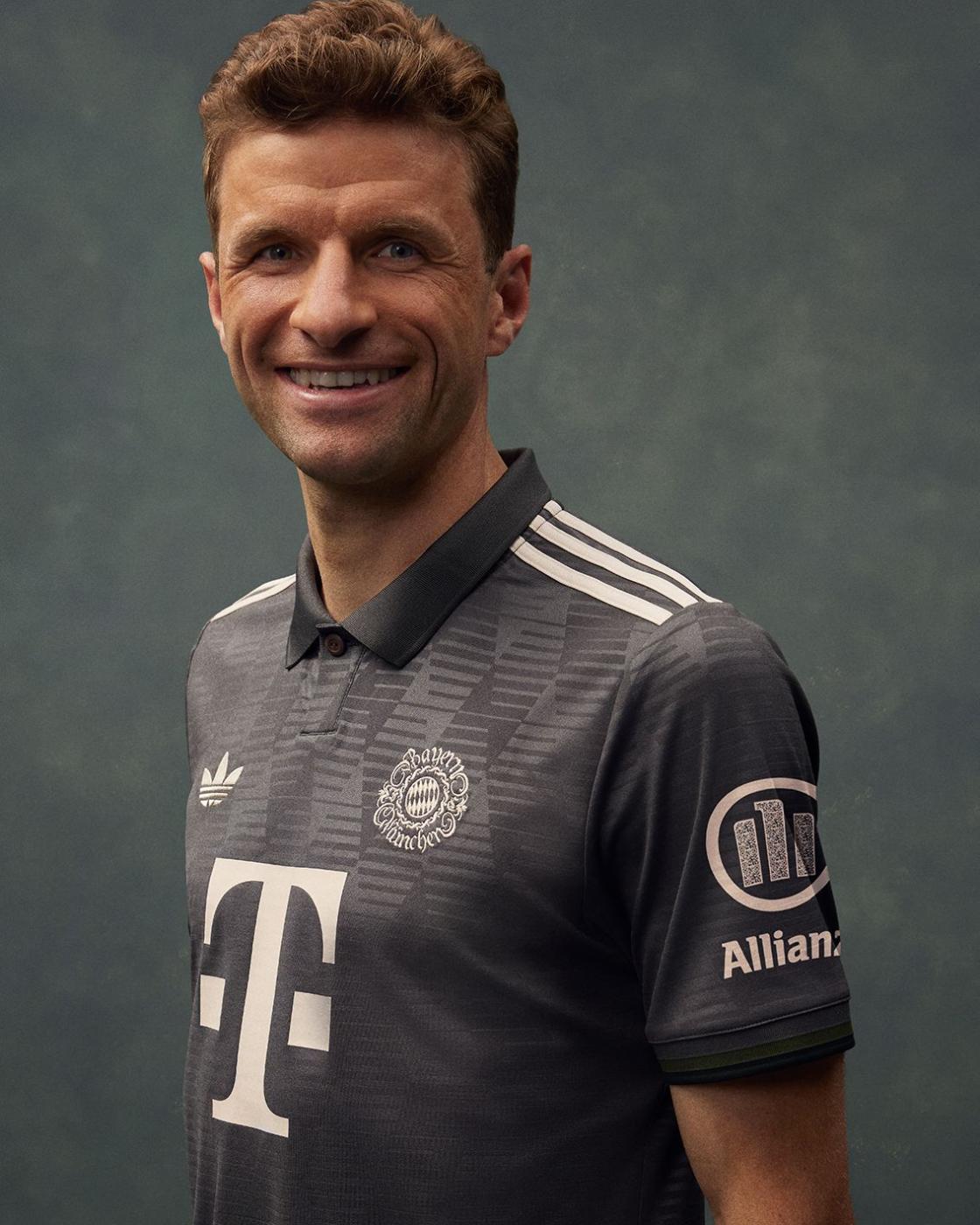 Thomas Müller im neuen Wiesn-Trikot des FC Bayern