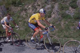 Lance Armstrong im Gelben Trikot bei der Tour de France 2001, hinter ihm Jan Ullrich im Trikot des Deutschen Meisters