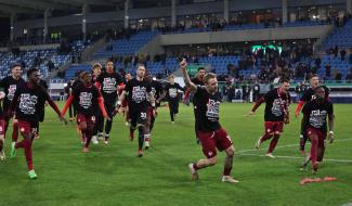 Die Mannschaft des FC Kaiserslautern bejubelt den Einzug ins DFB-Pokal-Finale
