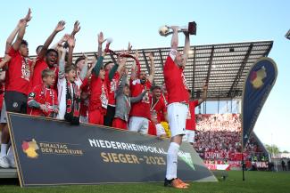 Rot-Weiss Essen feiert den Sieg im Niederrheinpokal 2023