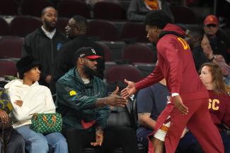 LeBron James begrüßt seinen Sohn Bronny während eines College-Spiels