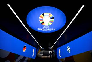 Der Spielertunnel in der Allianz-Arena im Design der EURO 2024 und mit Abbildungen der Landesflaggen Deutschlands und Schottlands